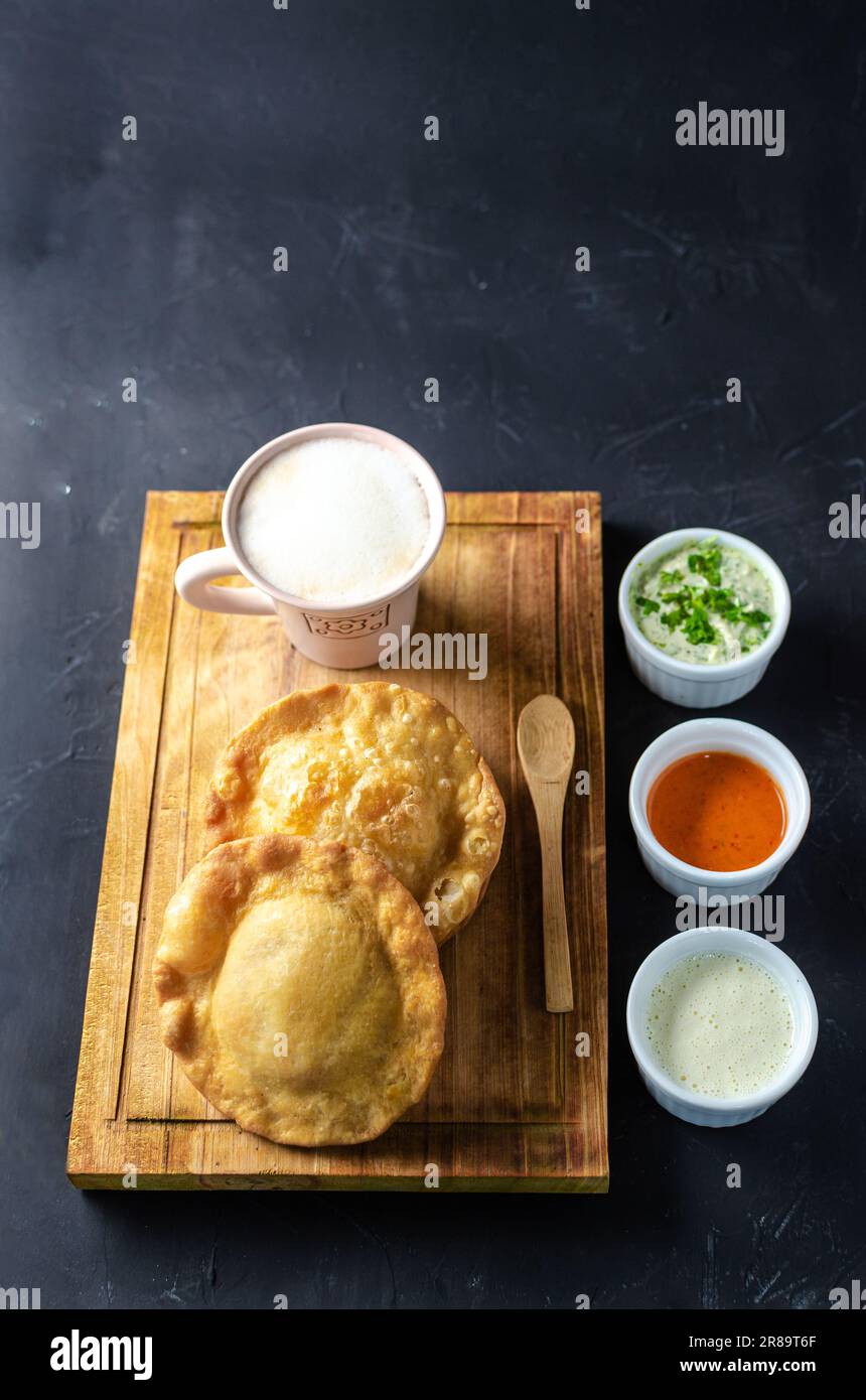 Pastelito cibo tradizionale venezuelano con sfondo scuro, tre salsa e caffè Foto Stock