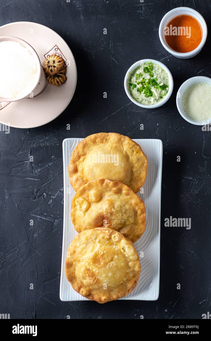 Pastelito cibo tradizionale venezuelano con sfondo scuro, tre salsa e caffè Foto Stock