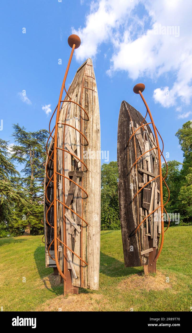 Vecchie barche fluviali 'Cire Perdue' utilizzate come installazione di opere d'arte da El Anatsui nel parco del Domaine de Chaumont-sur-Loire, Loir-et-Cher (4 Foto Stock