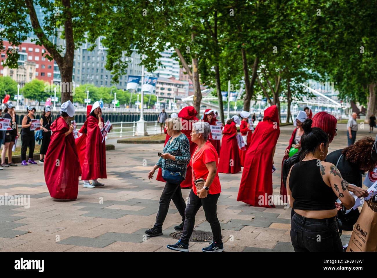 Attivisti radicali femministi vestiti con un costume della serie 'la racconto della serva' partecipano a un'ademonstrazione dimostrativa contro la surrogazione. Foto Stock