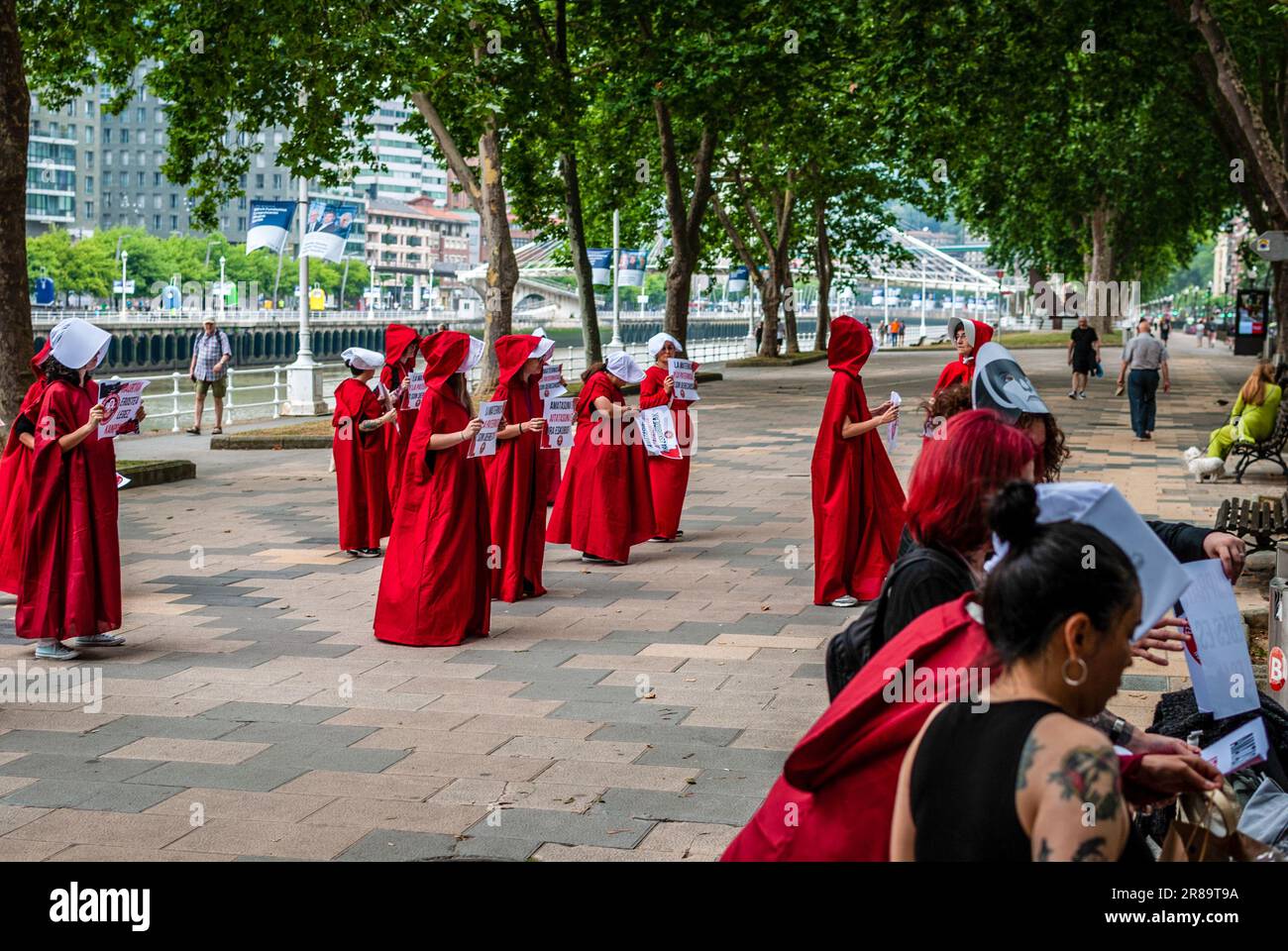 Attivisti radicali femministi vestiti con un costume della serie 'la racconto della serva' partecipano a un'ademonstrazione dimostrativa contro la surrogazione. Foto Stock