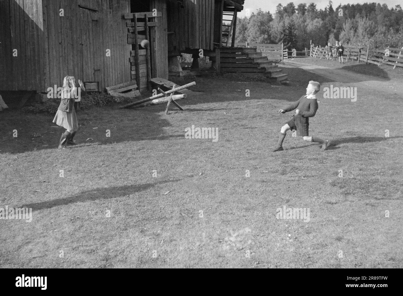 Corrente 23-1946: Una delle famiglie felici. Il beneficio del bambino significa i vestiti e le scarpe come regali di Natale per 7 bambini alla casa dell'operaio della foresta Henry Bråthen in setta.Photo: TH. Skotaam / corrente ***la foto non è un'immagine elaborata*** Foto Stock