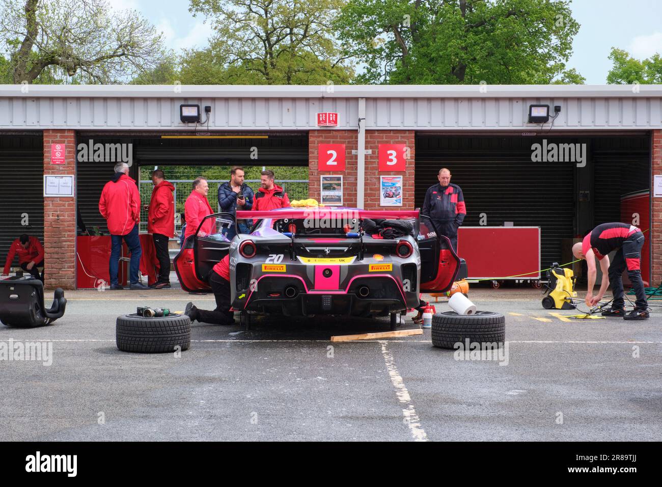 Ferrari Challenge auto da corsa ai box tra le sessioni di qualificazione a Oulton Park nel 2023 Foto Stock