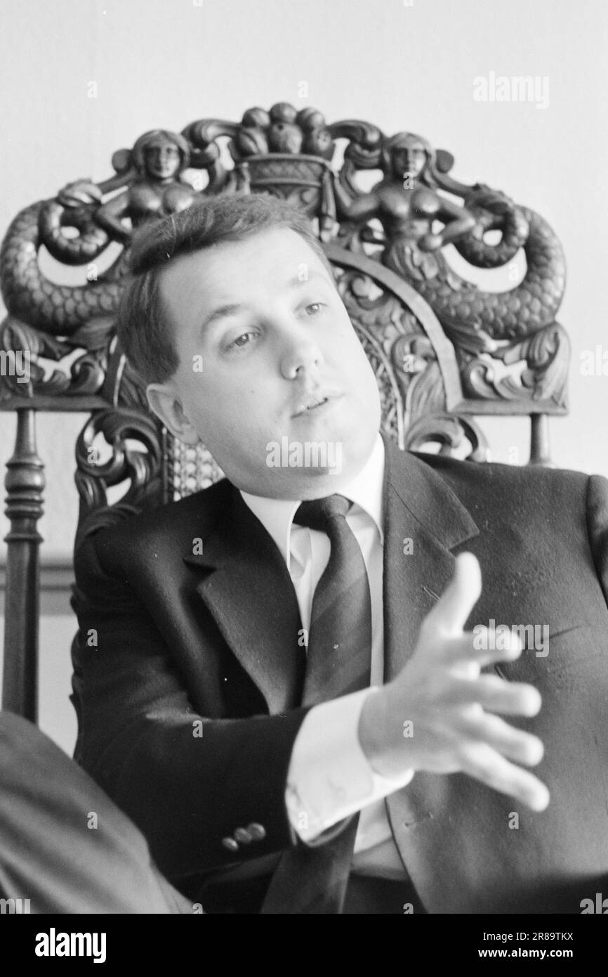 Attuale 19-6-1960: Tuttavia, sembra pigro Egil Monn Iversen non solo conduce Chat Noir e le chiavi Monn. È anche l'uomo d'affari dietro milioni di negozi. Il direttore: La musica è divertente, e mi piace lavorare con qualcosa che mi interessa. Ma l'orchestra deve essere buona, deve suonare buona. Foto: Sverre A. Børretzen / Aktuell / NTB ***FOTO NON ELABORATA*** Foto Stock