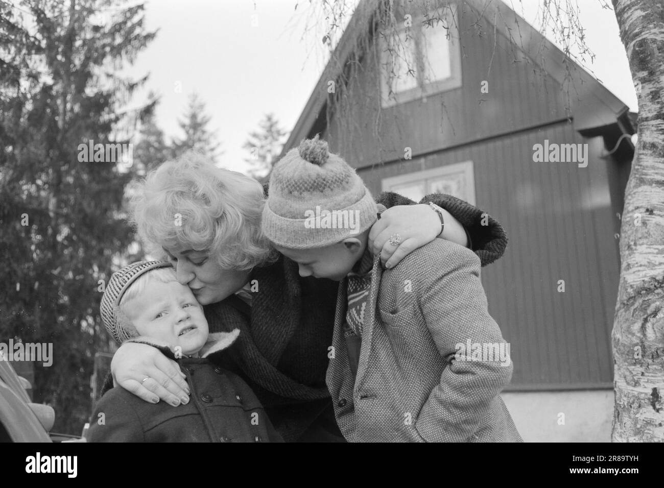 Attuale 55-8-1960: È una sfilata completa di successo Elisabeth Granneman non è più 'la casalinga cantata da Lørenskog'. Lei è un professionista dalla mattina presto alla notte tarda - reale alba-mattina presto... Geir e Jan riescono a farsi abbracciare dalla mamma prima di andare a nuove attività. Di norma, c'è tempo per un breve viaggio a Lørenskog. Foto: Sverre A. Børretzen / Aktuell / NTB ***FOTO NON ELABORATA*** Foto Stock