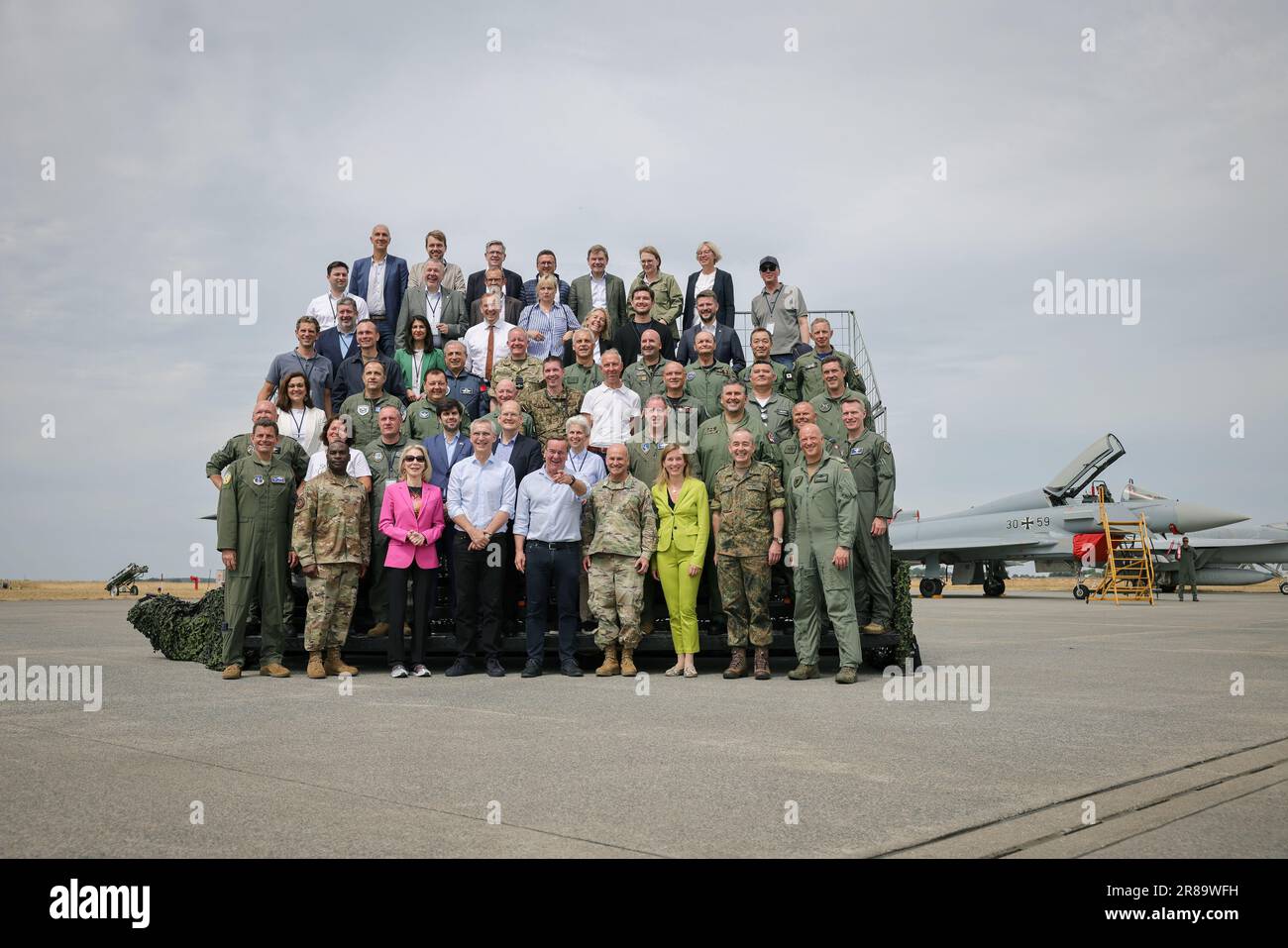 20 giugno 2023, Schleswig-Holstein, Jagel: Jens Stoltenberg (fronte, 4th da sinistra), Segretario generale della NATO, Boris Pistorius (SPD, 5th da sinistra), Ministro federale della difesa, Ingo Gerhartz (fronte, r), Ispettore generale dell'aeronautica tedesca, Carsten Breuer (2nd da destra), Ispettore generale dell'esercito tedesco, Siemtje Möller (3rd da destra), Segretario di Stato parlamentare al Ministro federale della difesa, Amy Gutmann (3rd da sinistra), Stati Uniti Ambasciatore, Michael A. Loh (l), tenente generale e direttore degli Stati Uniti Air National Guardan e altri ospiti si esibiscono in piedi per il gruppo photo.f.l), U.S.A. Em Foto Stock