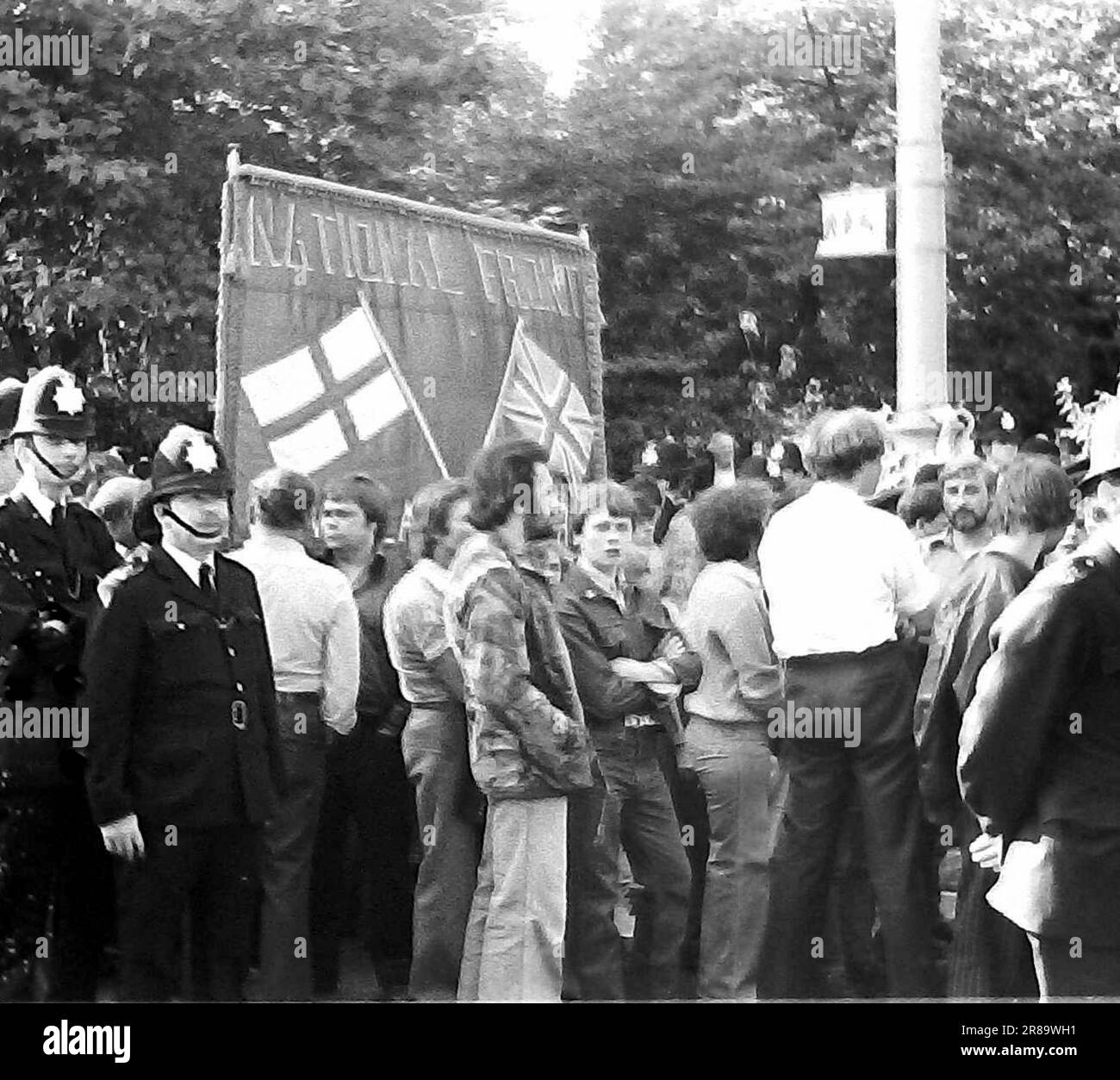 Un fronte Nazionale di estrema destra marcia, Londra, Inghilterra, Regno Unito, circondato da poliziotti, settembre 1978. Lo stesso giorno si è svolta a Londra una marcia della Lega Anti Nazi, quindi la polizia era lì in gran numero. Foto Stock