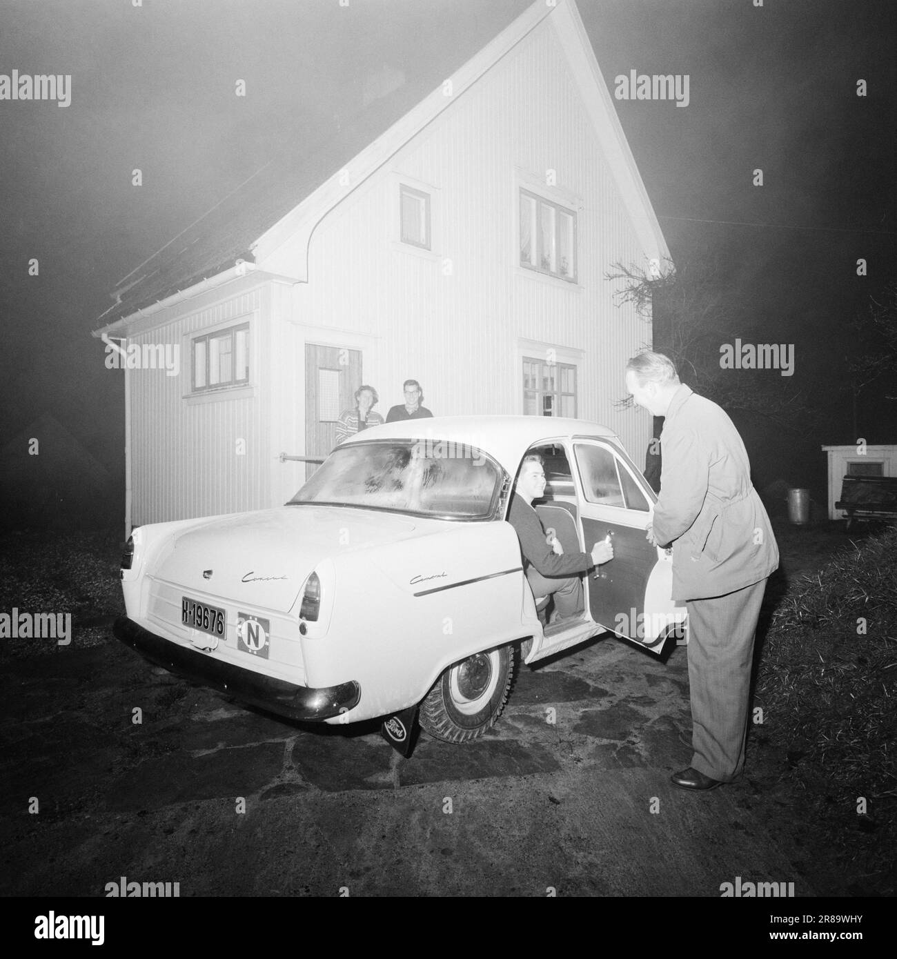 Attuale 1-9-1960: Fortuna con X, 1 e 2 vincite di scommessa di oltre un milione di corone sono andati a Notodden negli ultimi anni. Turni di lavoro di circa NOK 70.000. Una domenica sera, Arne Hopp Andreassen tornò a casa dalla sua famiglia e disse loro che il suo coupon era stato inserito con 12 numeri corretti. Non era certo una sensazione, Andreassen aveva già vinto la mancia 14 volte. "Siamo stati probabilmente un po' presi in giro quando abbiamo sentito che il premio era un enorme NOK 64.000!" Da allora, ci sono stati diversi premi. Informazioni su. Andreassen ha vinto un totale di 70.000 NOK. Il denaro è stato utilizzato per un'auto e l'acquisto Foto Stock