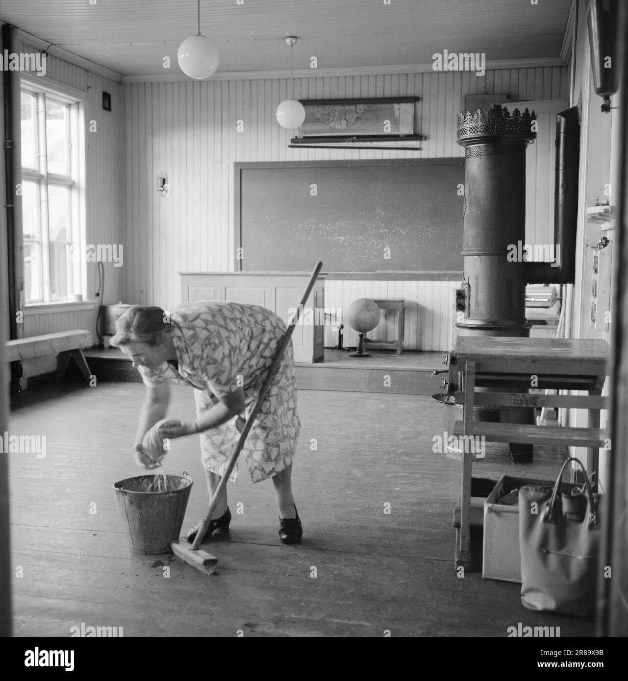 Effettivo 38-2-1960: Costo un anno scioperi della scuola può avere ragioni diverse, ma quelli che pagano sono i bambini. In alcuni casi, i genitori hanno insegnato ai bambini a casa, ma le autorità scolastiche non sono state in grado di accettarlo come insegnamento, per cui i bambini in questione hanno dovuto iniziare in una classe che avrebbero dovuto iniziare l'anno scorso. La moglie del janitor della vecchia scuola di Gretviken, Emma Sundet, ha detto: 'I bambini pensano che qui sia troppo freddo' e abbiamo anche pensato che l'edificio scolastico fosse piuttosto inadatto per il suo scopo - due sale scolastiche e condizioni igieniche non igieniche, Foto Stock