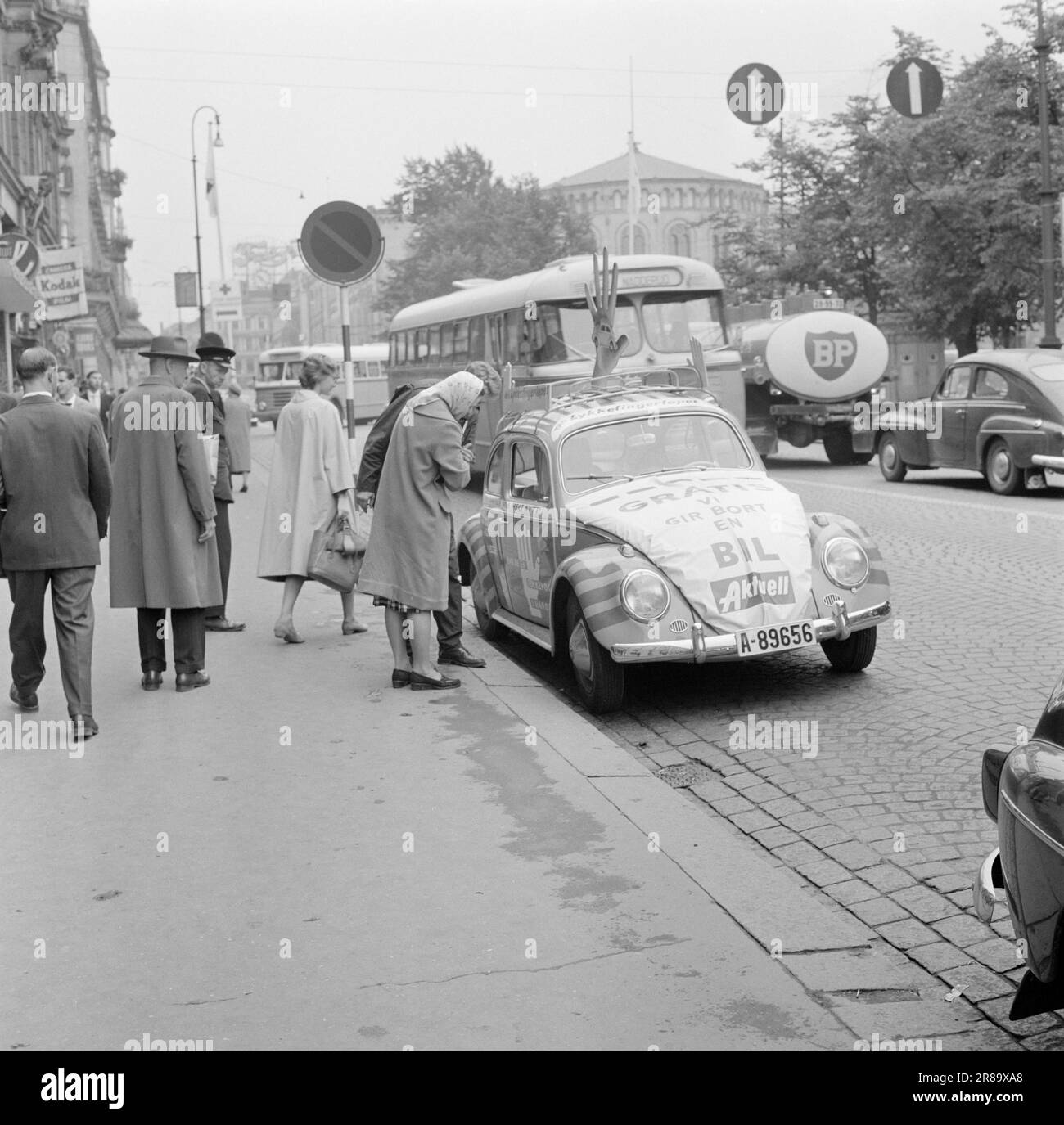 Attuale 42-7-1960: Vogliono un'auto? Nella fortunata gara di finger 1960, ti diamo un'auto per le persone - se hai il dito fortunato con l'impronta fortunata. Tutto sulla Lykkefingerløpet e un sacco di materiale molto interessante auto si può trovare in Aktuell Bil-Ekstra, che è ora in negozi a livello nazionale. Segui anche i nostri numeri regolari settimana per settimana! Foto: Ivar Aaserud / Aktuell / NTB ***FOTO NON ELABORATA*** Foto Stock