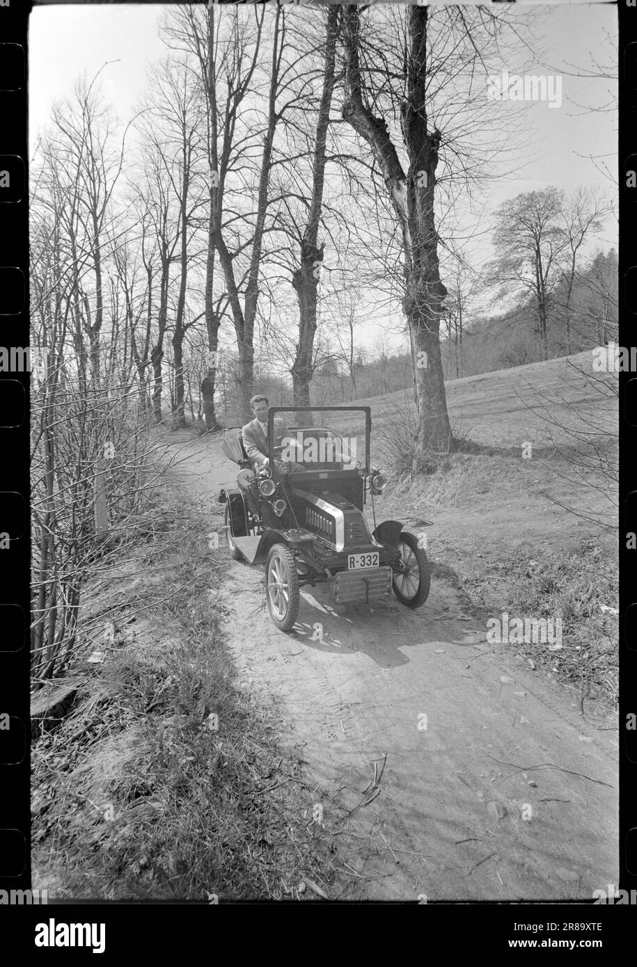 Attuale 23-2-1960 : Nizza annata su ruote Reidar Frønsdal è il felice proprietario della più antica auto norvegese del vecchio famoso marchio De Dion Bouton. Il veicolo è immatricolato e omologato per essere utilizzato nel traffico a condizione che venga utilizzato solo alla luce del giorno. Foto: Sverre A. Børretzen / Aktuell / NTB ***FOTO NON ELABORATA*** Foto Stock