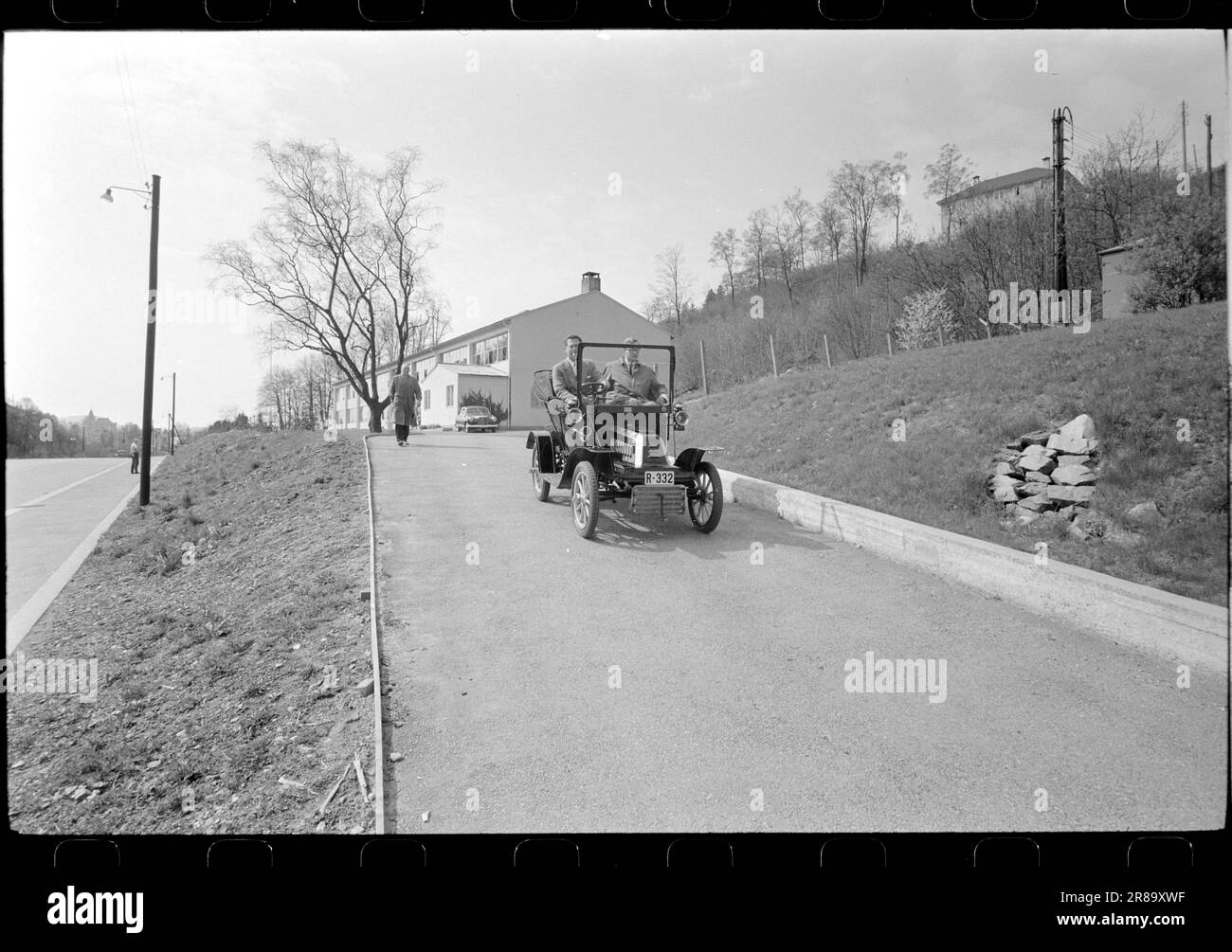 Attuale 23-2-1960 : Nizza annata su ruote Reidar Frønsdal è il felice proprietario della più antica auto norvegese del vecchio famoso marchio De Dion Bouton. Il veicolo è immatricolato e omologato per essere utilizzato nel traffico a condizione che venga utilizzato solo alla luce del giorno. Foto: Sverre A. Børretzen / Aktuell / NTB ***FOTO NON ELABORATA*** Foto Stock
