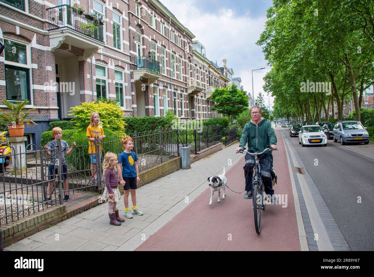 Paesi Bassi, alloggio ad Arnhem vicino ad una corsia trafficata dove passano automobili e biciclette. Foto Stock