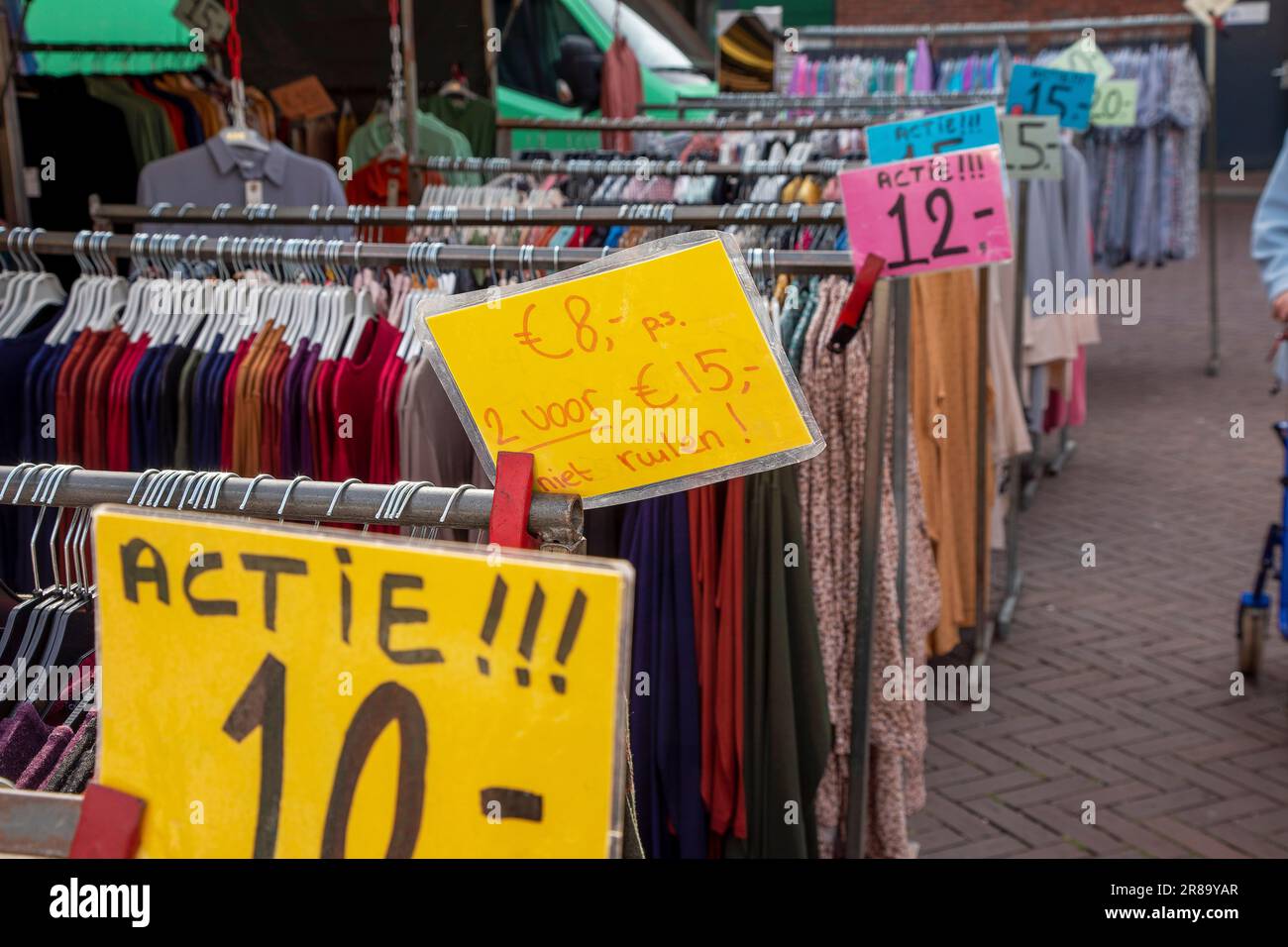 Paesi Bassi, abbigliamento in vendita su un mercato in cui il venditore ha allegato alla sua merce avvisi con un prezzo d'azione. Foto Stock