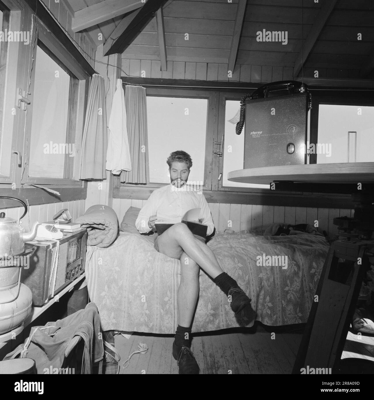 Attuale 29-6-1960: La sentinella solitaria abbiamo trovato un posto di lavoro strano. Giù là, un uomo che vive al suo posto cammina. Giorno e notte il nemico si aggirano, giorno e notte l'uomo solitario è in guardia - contro il fuoco della foresta. Foto: Aage Storløkken / Aktuell / NTB ***FOTO NON ELABORATA*** Foto Stock