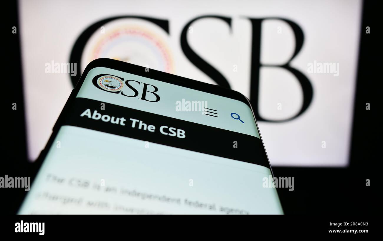 Smartphone con sito Web dell'agenzia federale statunitense USCSB sullo schermo davanti al logo. Mettere a fuoco in alto a sinistra sul display del telefono. Foto Stock