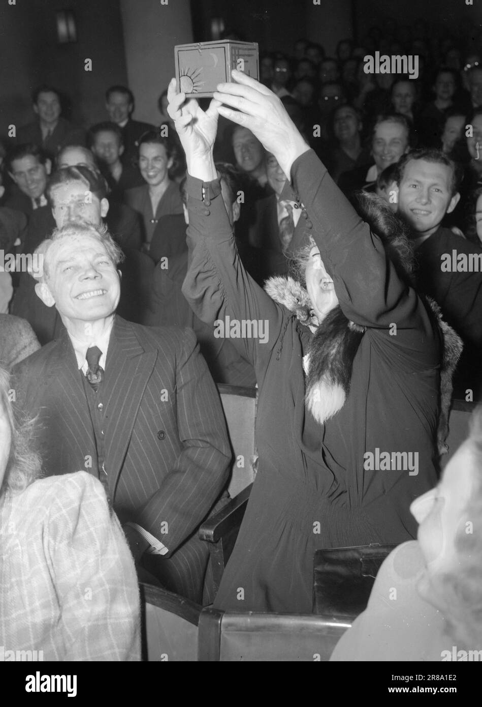 Corrente 3-1947: La magica rivueFloating Zorina di Sheridan legge i nostri pensieri. Il fenomenale numero di mental-reading di Madame Zorina nella magica rivista di Sheridan a Søilen a Oslo sta suscitando un'agitazione. In precedenza ha fatto una forte impressione sugli ascoltatori radiofonici norvegesi. Foto: TH. Skotaam / Aktuell / NTB ***FOTO NON ELABORATA*** Foto Stock