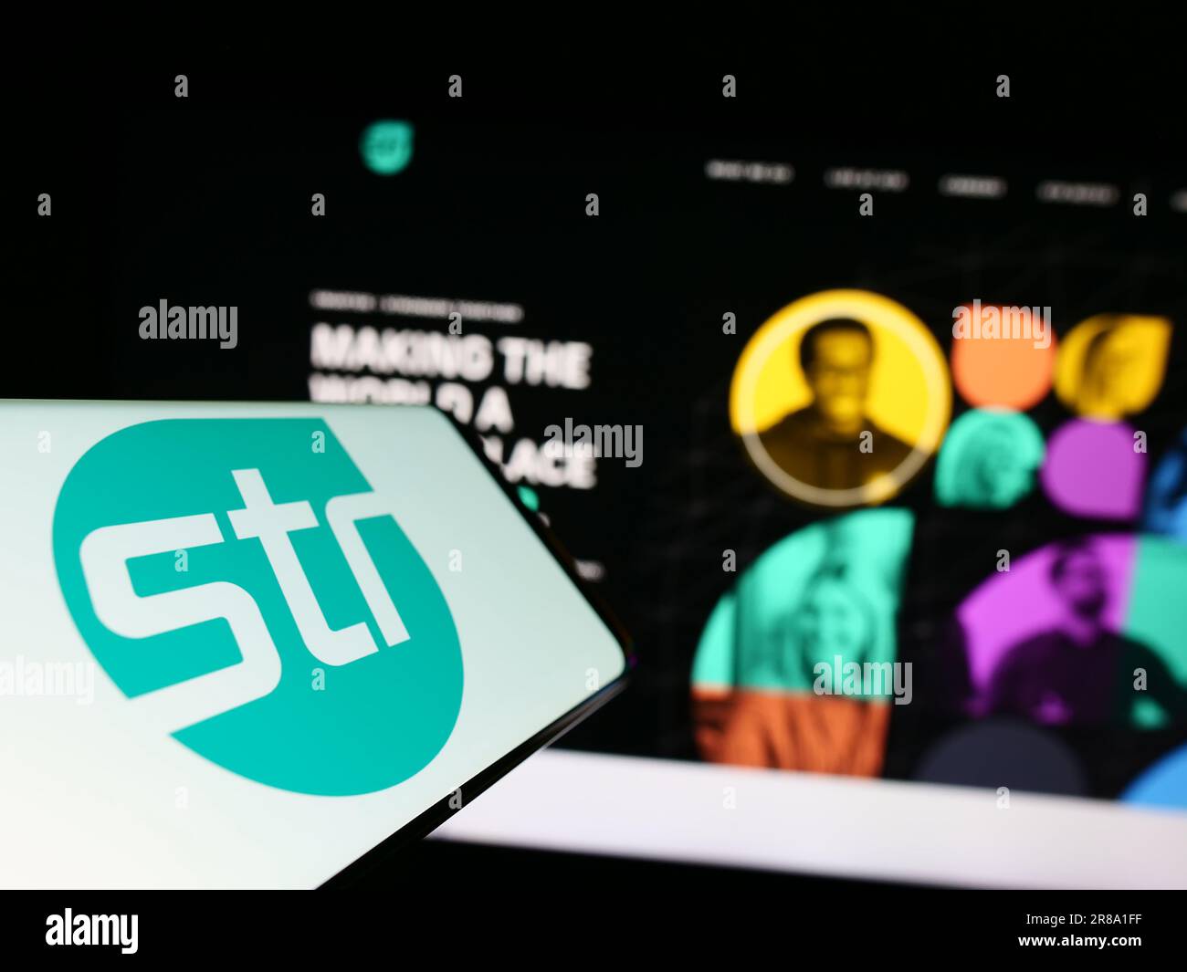 Cellulare con logo Systems and Technology Research LLC (STR) sullo schermo davanti al sito Web dell'azienda. Concentrarsi sul centro del display del telefono. Foto Stock