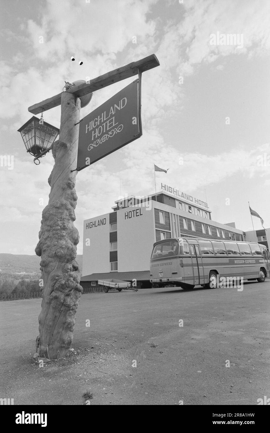 Corrente 28 - 1 - 1974: Libertà di organizzazione solo onelibertà di organizzazione solo un mito solo due di tutti gli alberghi di Hallingdal hanno un contratto collettivo con l'Hotell- og Restaurantarbeiderforbundet. Se i dipendenti mostrano interesse nell'organizzazione, sono soggetti a molestie e minacce di licenziamento da parte dei proprietari dell'hotel, che traggono grande profitto dall'oppressione dei loro lavoratori. Foto: Ivar Aaserut / Aktuell / NTB ***FOTO NON ELABORATA*** Foto Stock