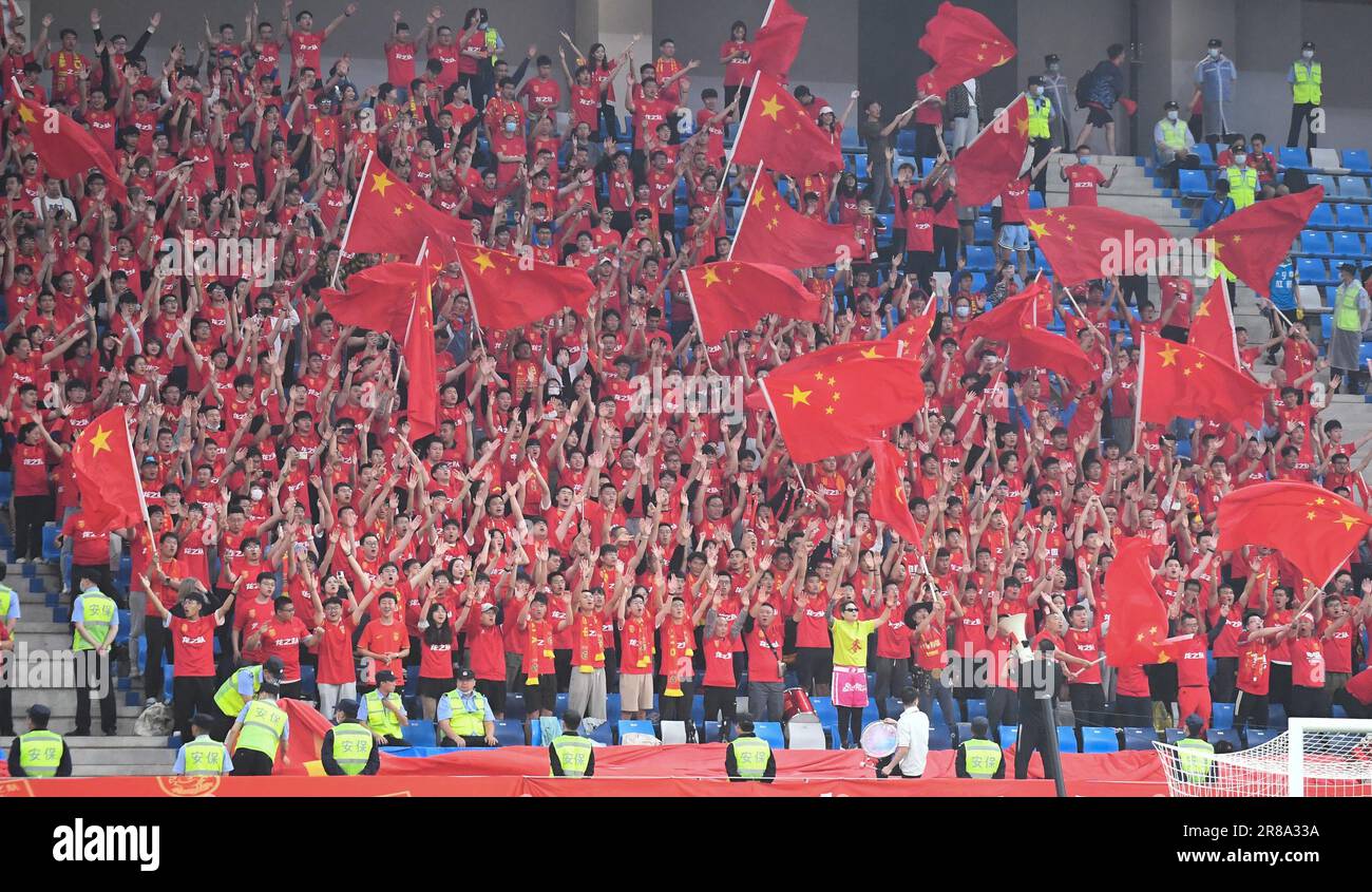 Dalian, provincia cinese di Liaoning. 20th giugno, 2023. I tifosi sventolano le bandiere nazionali cinesi durante una partita di calcio internazionale amichevole tra Cina e Palestina a Dalian, nella provincia di Liaoning della Cina nord-orientale, il 20 giugno 2023. Credit: Notizie dal vivo Long Lei/Xinhua/Alamy Foto Stock