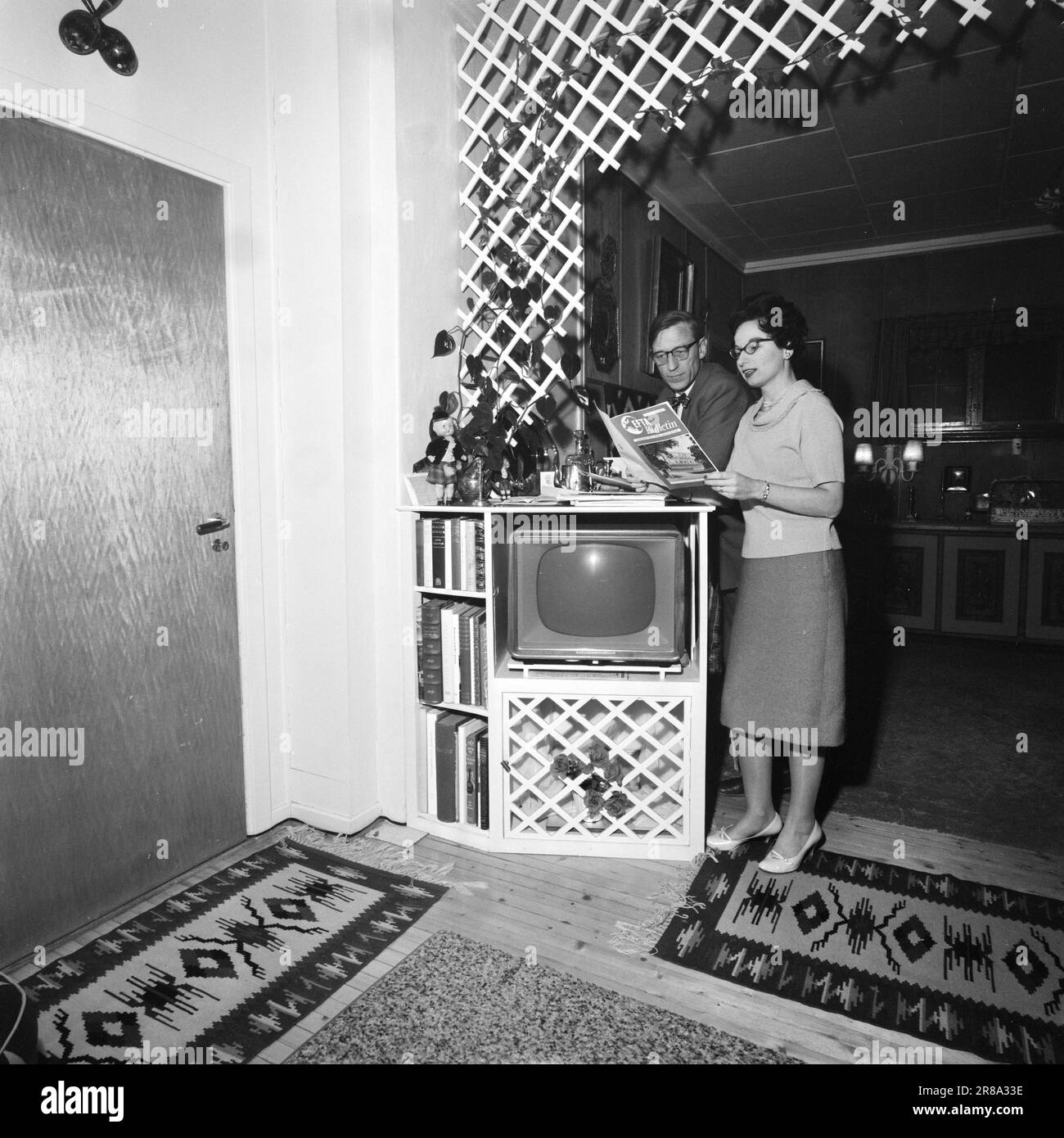 Attuale 56-6-1960: Bureau for Buraas molti di noi non associano molto con i sette esterni e i sei interni, ma gli americani sanno ancora meno al riguardo. Le sette esterne sono discorsi quotidiani per l'EFTA. I sette paesi coinvolti formano un anello intorno al nucleo interno dell'Europa, i sei interni. Nel mese di gennaio, Anders Buraas dalla TV e sua moglie Janette Maxwell dal Ministero del Commercio si recano a Washington per istituire un ufficio informazioni per i sette esterni. Foto: Ivar Aaserud / Aktuell / NTB ***FOTO NON ELABORATA*** Foto Stock