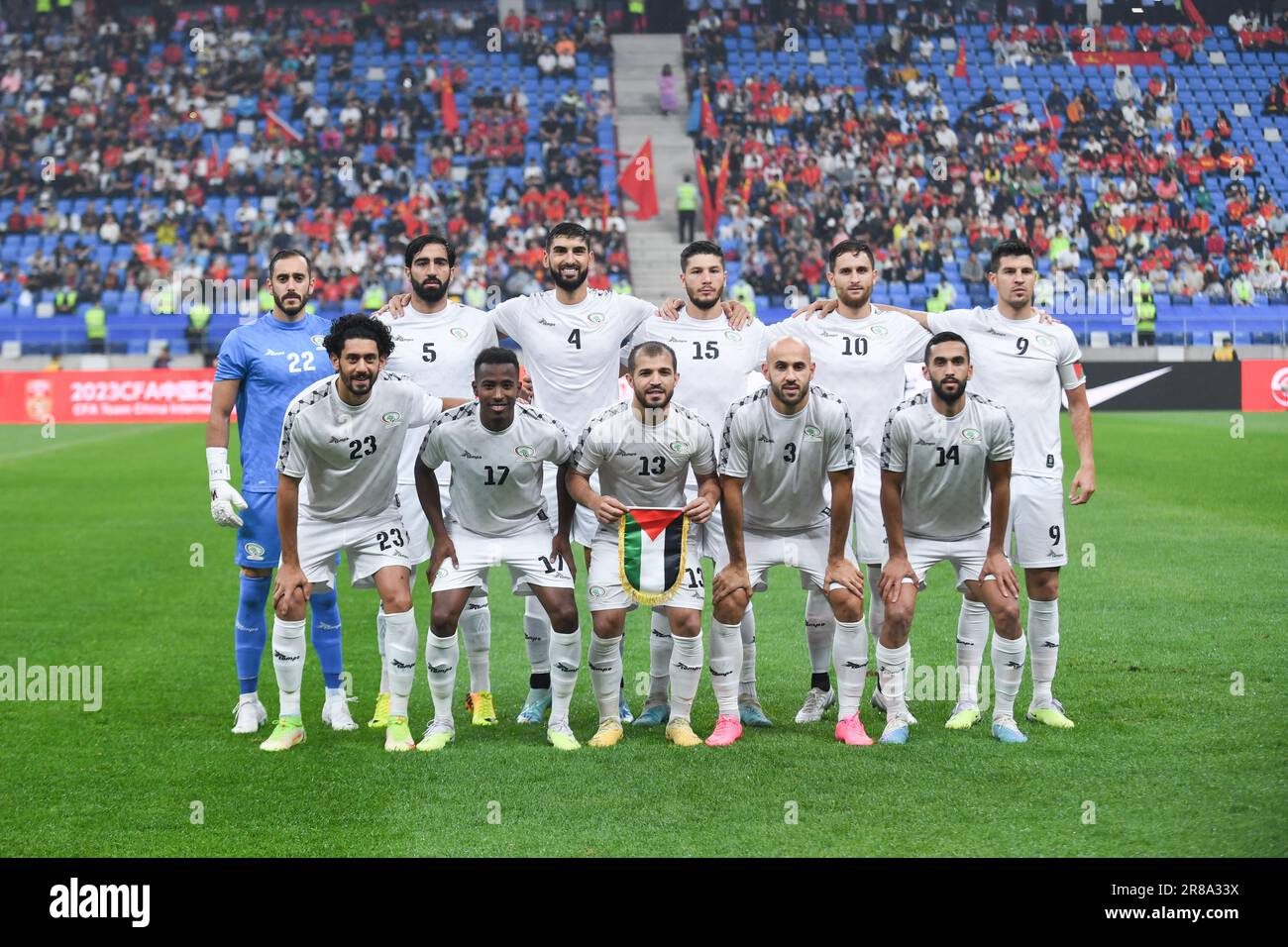 Dalian, provincia cinese di Liaoning. 20th giugno, 2023. I giocatori della Palestina si allineano in vista di una partita di calcio internazionale amichevole tra Cina e Palestina a Dalian, provincia di Liaoning, nel nord-est della Cina, il 20 giugno 2023. Credit: Notizie dal vivo Long Lei/Xinhua/Alamy Foto Stock