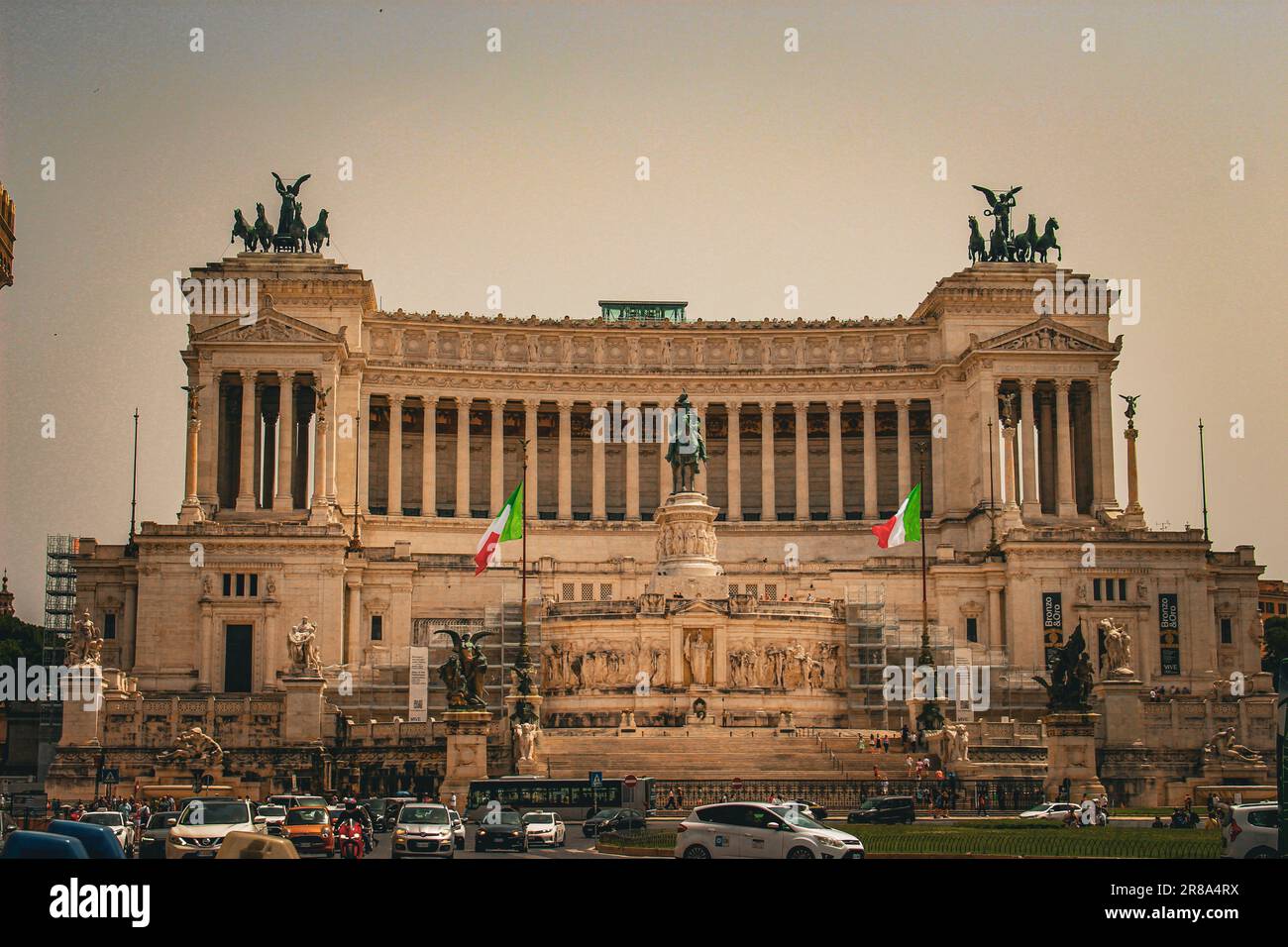 Ammira la grandiosità del monumento a Vittorio Emanuele II a Roma, simbolo dell'unità italiana e capolavoro iconico dell'architettura neoclassica. Foto Stock