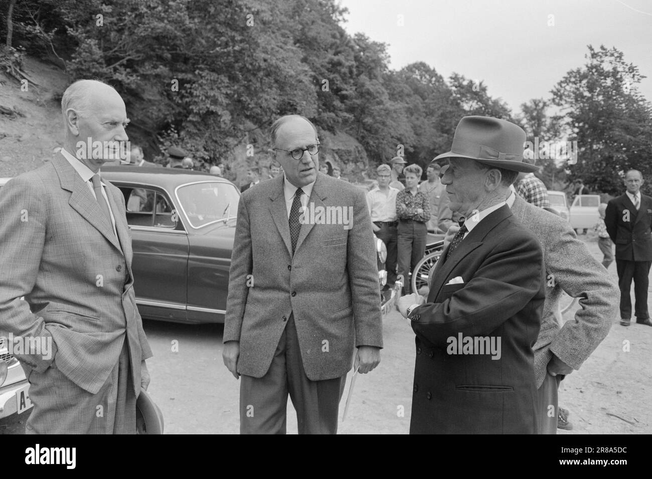 Attuale 28-5-1960 : se quello dovesse accadere.la difesa civile norvegese tiene un grande esercizio. Lo scenario è che una bomba nucleare ha colpito Majorstua e spazzato via tutta la vita in grandi aree intorno. All'esercizio hanno partecipato rappresentanti delle autorità statali, il sindaco e il vicesindaco di Oslo e un gran numero di altri leader civili e militari. Primo Ministro Einar Gerhardsen (a sinistra) Foto: Sverre A. Børretzen, Aage Storløkken / Aktuell / NTB ***FOTO NON ELABORATA*** Foto Stock