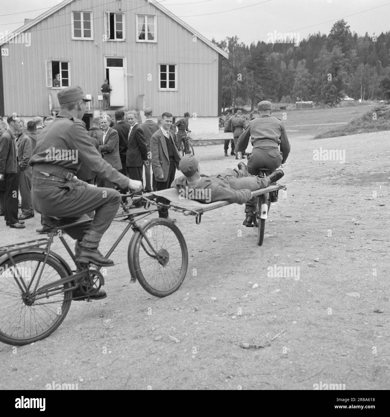 Attuale 32-1-1960: Thore diventa un reclutamento diventare un reclutamento è un business serio. I sergente, le aringhe, i luogotenenti e i capitani prendono il controllo per le madri, i padri, le mogli e i fidanzati - per 16 mesi, i mesi lunghi per un uomo di 20 anni. Banda barella questo sembra divertente. L'ufficiale ha detto che per i primi giorni questo è fatto con risate e scherzi. Alcuni cadono in modo che il 'paziente' cade fuori - ma quando gli esercizi diventano seri - allora diventa serio, poi, ha detto l'ufficiale, quasi ominously. Foto: Aage Storløkken / Aktuell / NTB ***FOTO NON ELABORATA*** Foto Stock