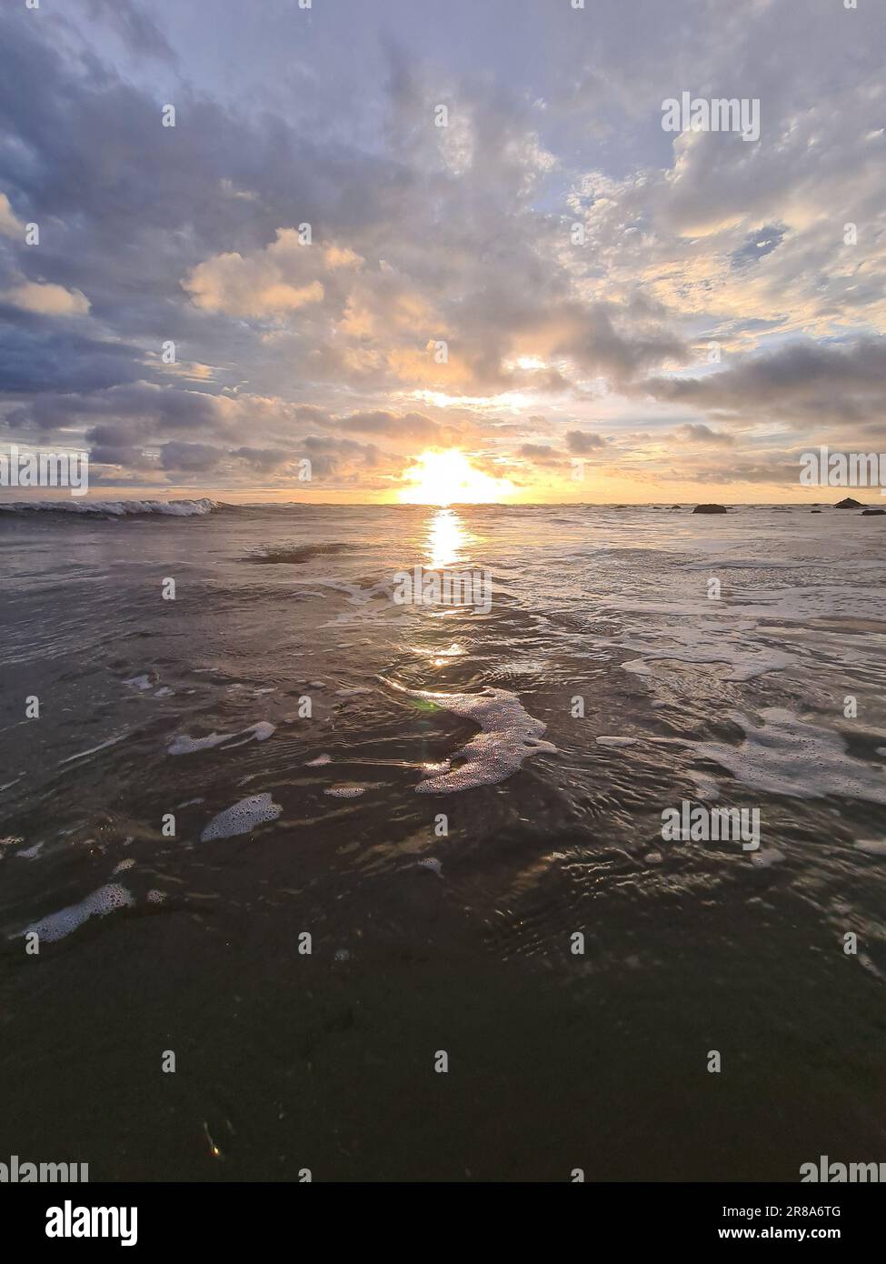 Crepuscolo sfondo naturale. Sfondo verticale della spiaggia di colore arancione Foto Stock