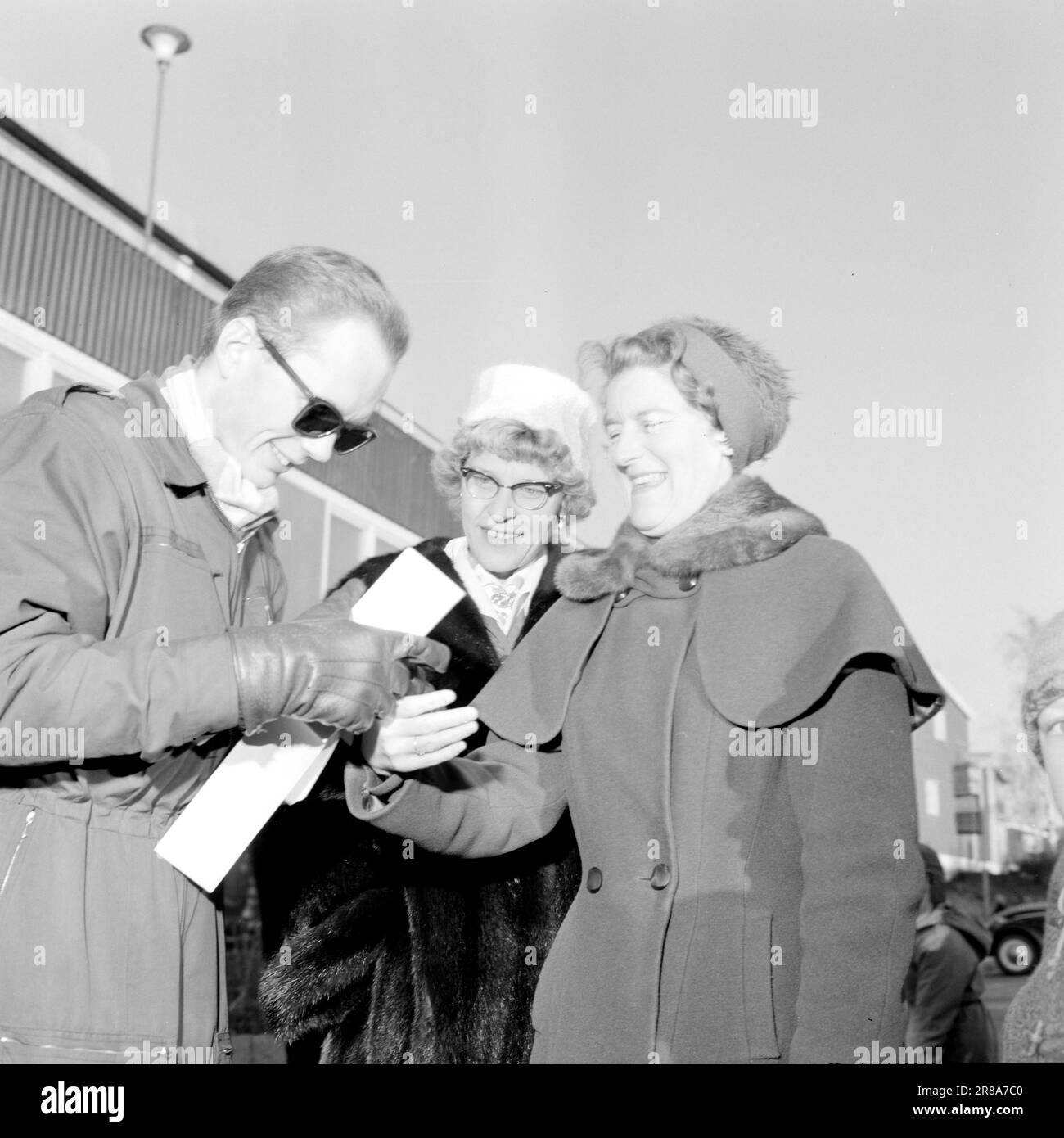 Attuale 55-7-1960: Colpo di dito fortunato la finger car fortunata ha guidato fino al traguardo a Oslo la domenica dopo un viaggio in Norvegia di quasi 20.000 chilometri. A Veitvedt di Oslo, Jenny Johnsrud (centro) e Margrithe Lind (destra) tentano la fortuna con i loro pollici. Funzione popolare, Lucky Finger Run. Foto: Aage Storløkken / Aktuell / NTB ***FOTO NON ELABORATA*** Foto Stock