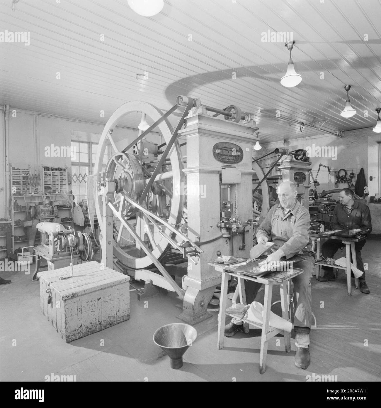 Corrente 6-2-1960: Nascita e morte di Krona Aktuell ha seguito il processo di creazione di un pezzo di krone a Mynta. Bjarne Næss goffrato alimenta la corsa sulla pressa con i moduli, e nel cassetto in fondo al corone singolo finito. La pressa grande del Uhlhorn è da 1862 ed ha daler goffrato, oretta e shilling pure. Foto: Ivar Aaserud / Aktuell / NTB ***FOTO NON ELABORATA*** Foto Stock