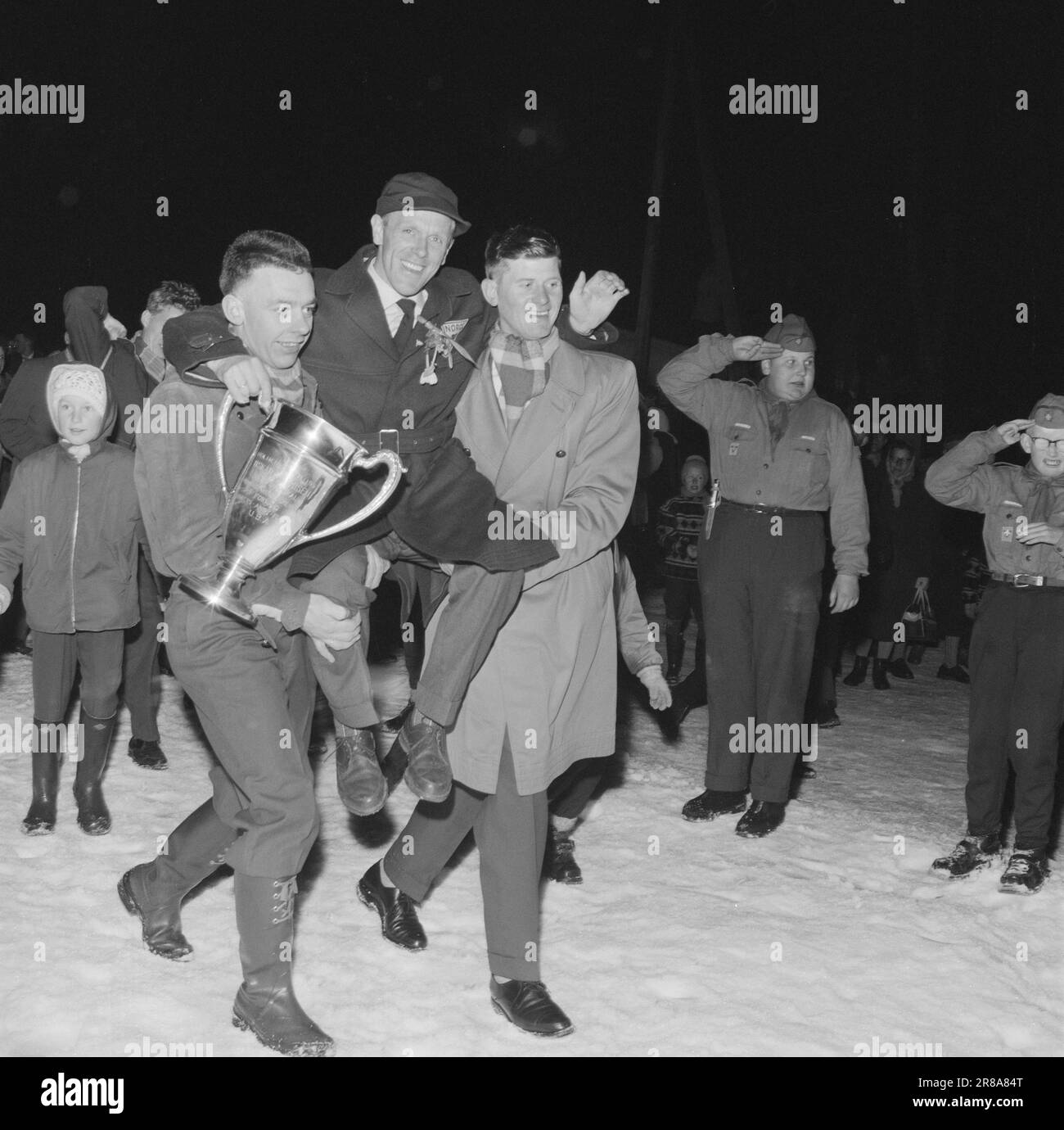 Corrente 13-6-1960: Quando l'oro è venuto a casa la febbre dell'oro ha infuriato a Oslo e Gudbrandsdalen quando i vincitori dell'oro dalle Olimpiadi in Valle di Squaw sono venuto a casa per l'onore e la gloria. La riserva di Vingrom arriva al villaggio di casa con oro e argento nella valigia ed è portata su una sedia d'oro da Rolf Brusveen (non il fratello) e Helmer Johansen. 4–500 persone hanno aspettato ore. Foto: Ivar Aaserud / Aktuell / NTB ***FOTO NON ELABORATA*** Foto Stock