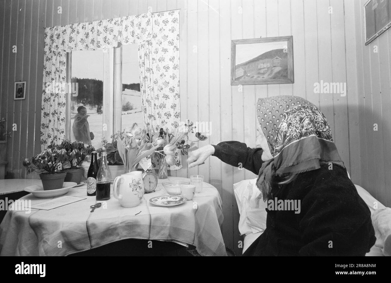 Corrente 5-2-1960: Sorella nel villaggio va da fattoria a fattoria con assistenza sanitaria e sociale. Antonette vecchio e agile a Dokken è in cattive condizioni di salute, ma non è quello di cui preferisce parlare quando la sorella Abelle viene a visitare. Discuterà le ultime notizie da tutto il mondo. Foto: Sverre A. Børretzen / Aktuell / NTB ***FOTO NON ELABORATA*** Foto Stock
