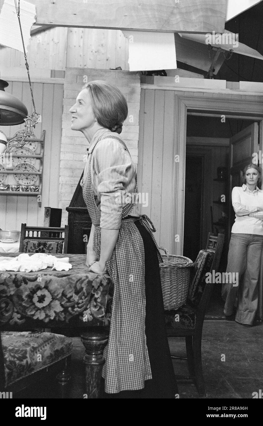 Attuale 23 - 1 - 1974: Un film sul film di KidNorsk e EMI-Produksjon hanno adattato 'il Kid' di Oskar Braaten in un film, che sarà pronto per Natale. È la seconda volta che questa popolare commedia Braaten è stata trasformata in un film. Questa volta come un film musicale. Il regista è Barthold Halle, e il produttore e compositore è Egil Monn-Iversen. Nei ruoli troviamo Sølvi Wang come Hønselovisa e Ragnhild Nygård come Krestna. Il medico è interpretato da Frimann Falck Clausen, e le guardie notturne da Carsten Byhring e Harald Heide Steen. Foto: Aage Storløkken / Ivar Greftegreff / Aktuell / NTB Foto Stock