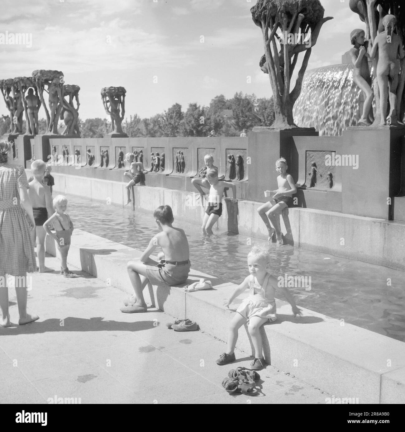 Corrente 16-1947: La pianta di Vigelands, scandaloso o brillantooltre il corso dell'estate, la pianta di Vigeland a Frognerparken è cresciuta abbastanza considerevolmente. La maggior parte delle 36 sculture che circondano il monolito sono state messe in atto, la fontana ha ricevuto acqua, e la lavorazione degli spazi intorno alla fontana e il monolito è in corso. I turisti vi affollano nelle loro centinaia e migliaia. Se Oslo non ha nient'altro, la città ha almeno guadagnato una grande attrazione turistica nello stabilimento di Vigeland. Le opinioni sono divise tra i turisti stranieri, proprio come i norvegesi, e le onde o Foto Stock