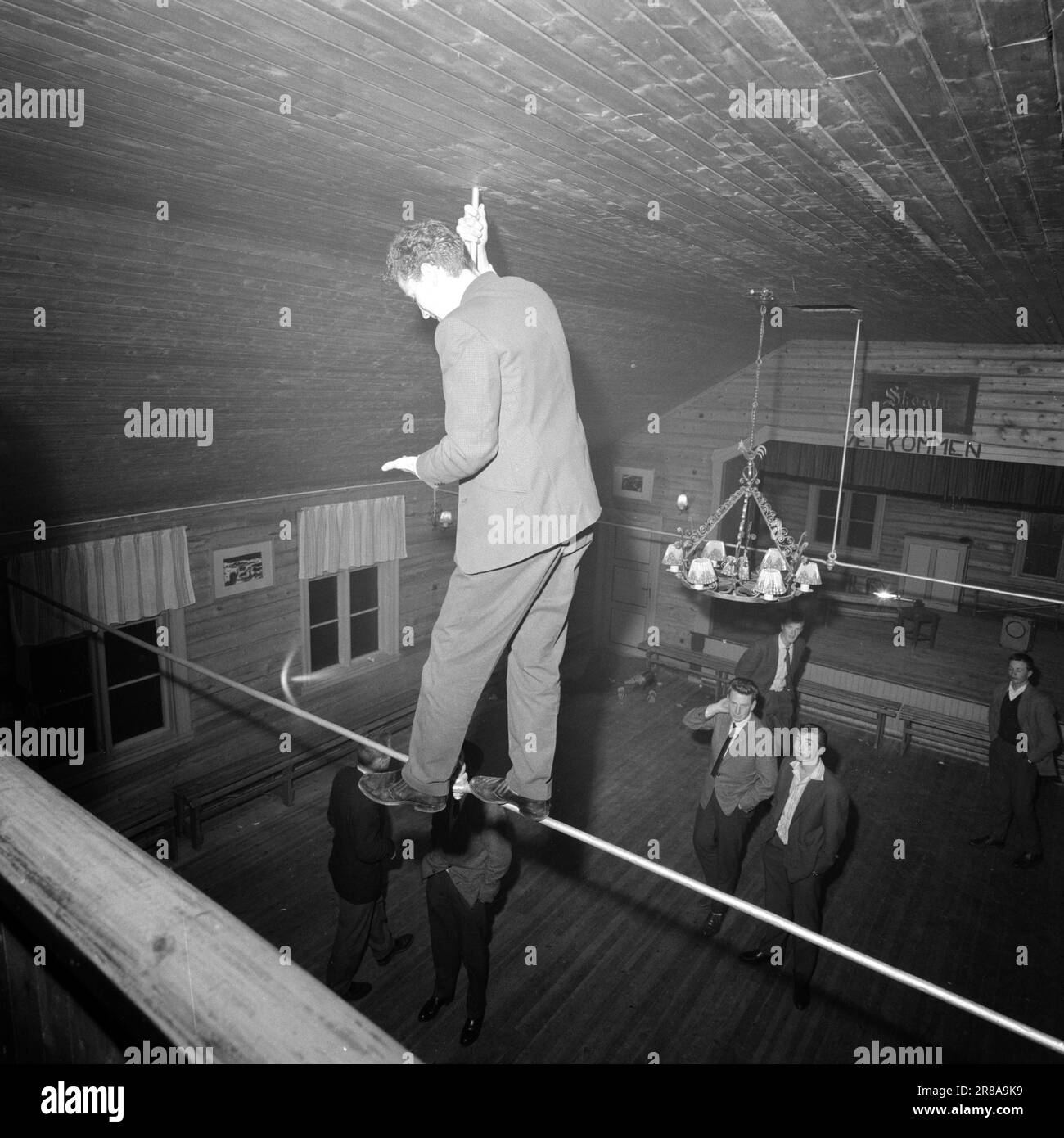Attuale 44-6-1960: E ci era ballo nella stanza andiamo ad una danza di sabato in un villaggio di montagna ad ovest di Røros alle tre del mattino, i giovani sono ancora attivi, mentre uno dei più anziani si è posato per riposarsi sullo sfondo. Foto: Aage Storløkken / Aktuell / NTB ***FOTO NON ELABORATA*** Foto Stock