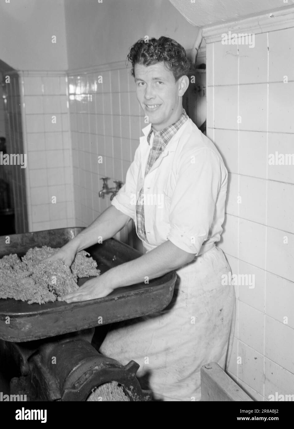 Attuale 21-5-1947: Viking - SkeidQuesto anno finalisti la finale sarà uno showdown tra due buoni team tecnici. La maggior parte dei giocatori di Skeid e Viking si divergono al meglio su piazzole bagnate e pesanti. Cucchiaio H. indietro Sigurd Smestad. 28 anni. Non sposato. Occupazione: Insaccatrice. Pesi massimi, set di corsa leggermente pesante, ma si posiziona correttamente e ha un buon gioco di testa. Proveniva da Trygg 1945. Ha giocato 2 partite internazionali B. Hobby in inverno: Bandy. Foto: Aktuell / NTB ***FOTO NON ELABORATA*** Foto Stock