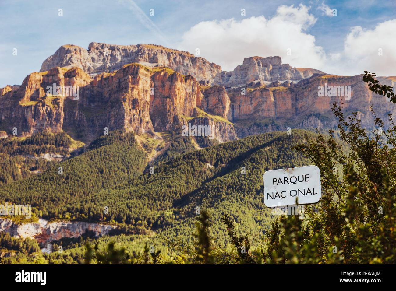 Il Parco Nazionale dell'Ordesa è un cartello con le montagne e l'ambiente naturale alle spalle. Il Parco Nazionale di Ordesa y Monte Perdido si trova nel cuore dei Pirenei Foto Stock