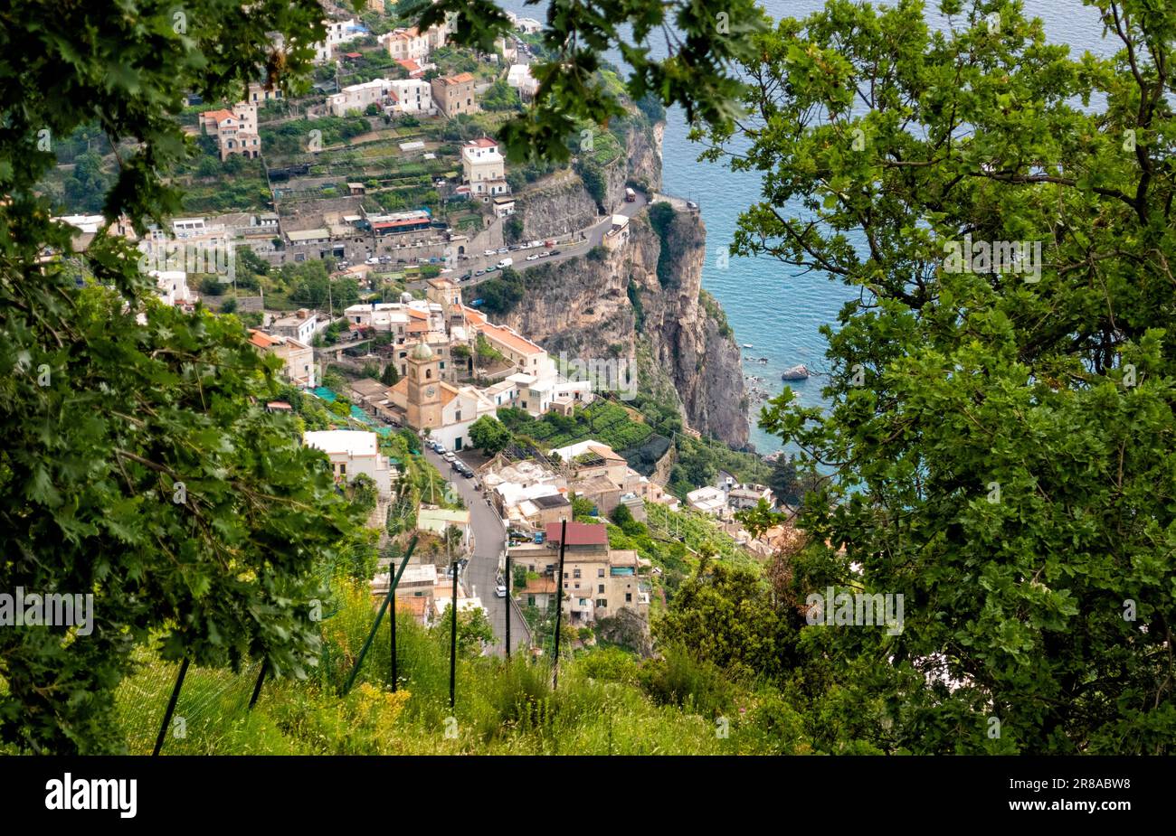 Si affaccia sulla città di Amalfi sulla Costiera Amalfitana, Campania, Italia Foto Stock