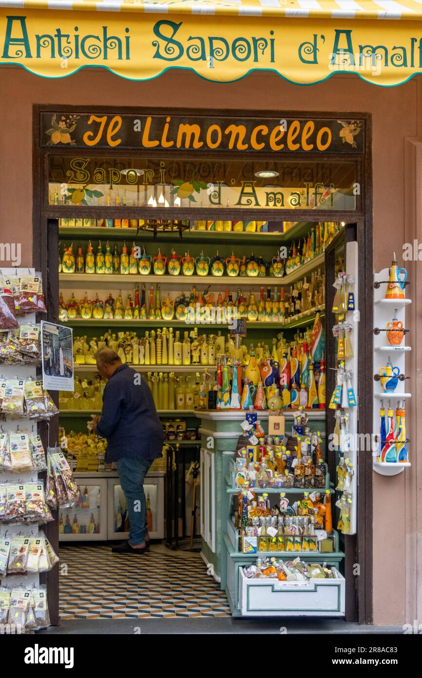 Negozio turistico in Costiera Amalfitana che vende Limoncello. Il limoncello è un liquore di limone italiano prodotto localmente, Salerno, Italia Foto Stock