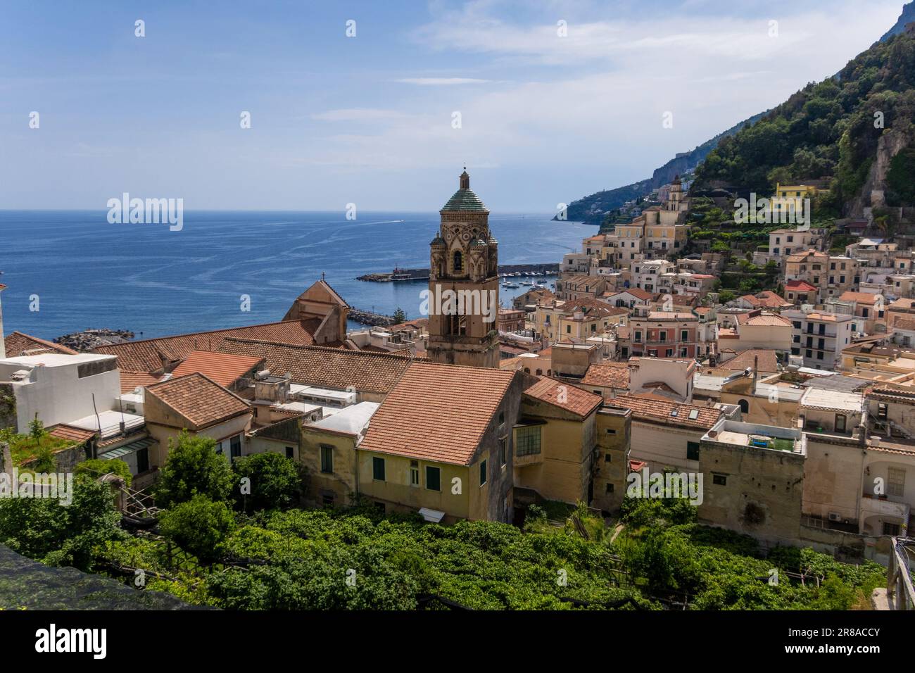 Vista sulla città di Amalfi con la torre del Duomo di Sant'Andrea, Salerno, Campania, Italia Foto Stock