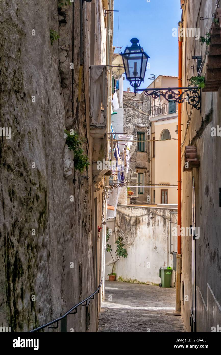 Stradine strette della città di Amalfi, Salerno, Campania, Italia Foto Stock