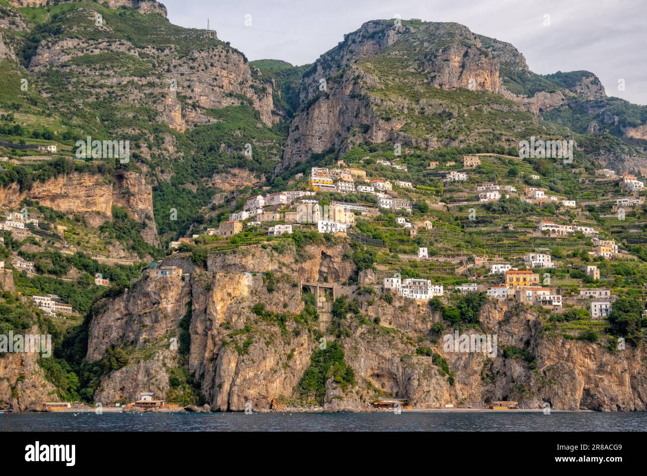 Vista offshore della costiera amalfitana nei pressi della città di Amalfi, Salerno, Campanis, Italia Foto Stock