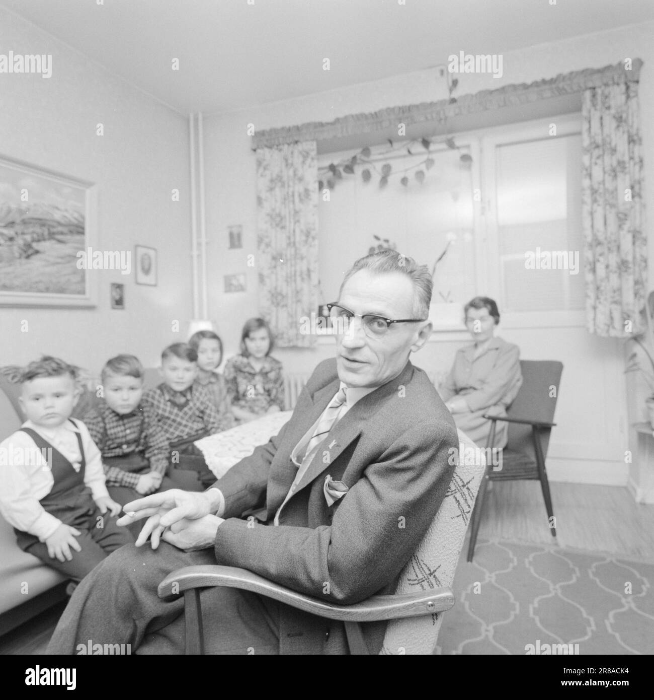 Corrente 47-10-1960: Chi è stato dimenticato la strada del sangue - la più sanguinosa memoria di guerra della Norvegia - questa piccola parte della strada nazionale 50 su Saltfjellet è costata la vita a migliaia di jugoslavi. Cinque o sei di loro sono diventati cittadini norvegesi dopo la guerra, ma non ricevono una parte del risarcimento del prigioniero che sarà presto versato ad altri norvegesi che si trovavano nei campi e nelle prigioni tedesche. Perché i norvegesi sono discriminati? La famiglia Rokic può mostrare una grande collezione. Sul divano si trova il ragazzo più giovane Alessandro, seguito da Pietro, Stevan, Margareth e Marija, e sullo sfondo 3 Foto Stock