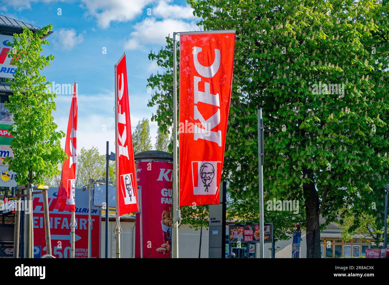 Berlino, Germania - 7 maggio 2023: Pubblicità di strada in un negozio KFC a Berlino, Germania. Foto Stock