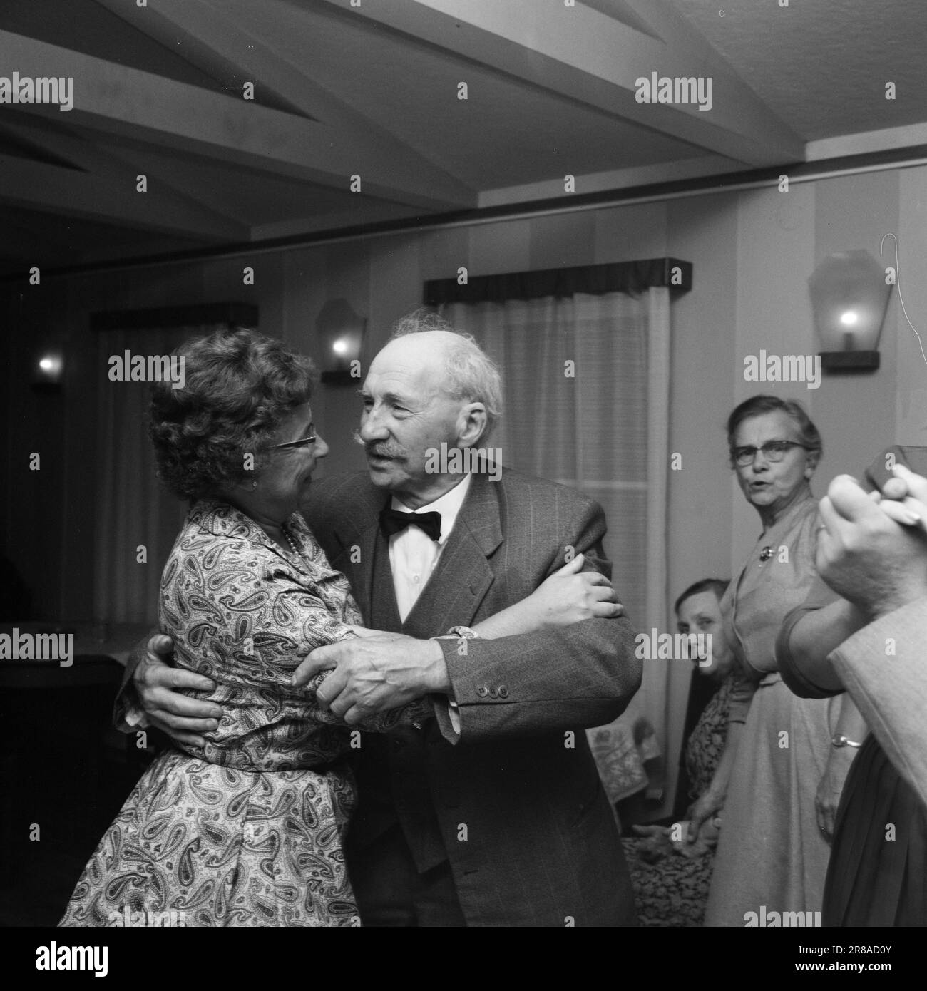 Attuale 39-7-1960: Scappatoia al confine dove si trova Morokulien oggi, si è svolta una delle più incredibili avventure illegali della guerra. La linea di collegamento principale tra Hjemmefront e Utefront passò proprio davanti ai nasi delle guardie tedesche. Vecchio Wangen, 78 anni, fhv. locomotiva conducente e contrabbandiere di armi, oscillò in giro furiosamente. Il suo compagno è la signora David, sposata con Knut Ramberg, mil.org.-curer anni e istruttore. Foto: Aage Storløkken / Aktuell / NTB ***FOTO NON ELABORATA*** Foto Stock