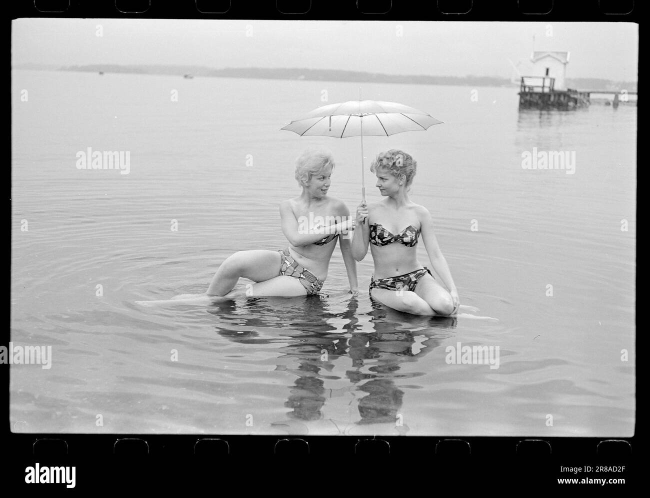 Attuale 33-5-1960: Marrone senza sole ora una nuova preparazione è disponibile per l'acquisto qui in Norvegia - un liquido che si striscio su in modo che si ottiene un abbronzatura durante la notte. Abbiamo fatto un esperimento e potete studiare i risultati nelle immagini. Dopo otto ore, la Marit oliata era dorata, ma aggiungiamo che si è rivelata un'abbronzatura costosa. Per il trattamento sono state utilizzate circa tre bottiglie, ciascuna delle quali costa 12 NOK. Era gocciolante e il sole era lontano dalle nuvole quando il primo cappotto fu posato alle 12. Marit (a sinistra) la voltò di nuovo a Brittan e la lasciò sola. Se la panacea mantenesse la sua promessa Foto Stock