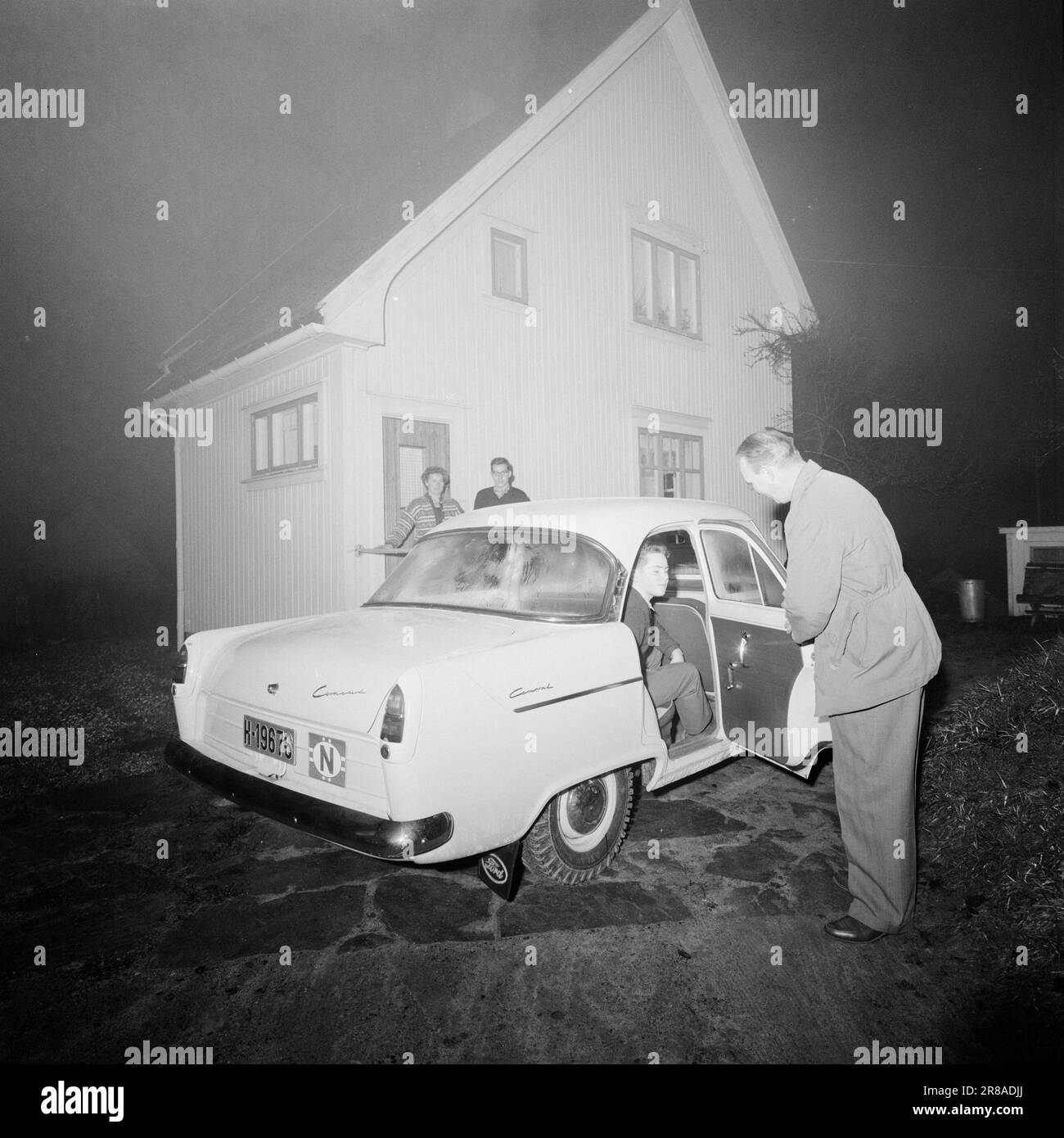 Attuale 1-9-1960: Fortuna con X, 1 e 2 vincite di scommessa di oltre un milione di corone sono andati a Notodden negli ultimi anni. Turni di lavoro di circa NOK 70.000. Una domenica sera, Arne Hopp Andreassen tornò a casa dalla sua famiglia e disse loro che il suo coupon era stato inserito con 12 numeri corretti. Non era certo una sensazione, Andreassen aveva già vinto la mancia 14 volte. "Siamo stati probabilmente un po' presi in giro quando abbiamo sentito che il premio era un enorme NOK 64.000!" Da allora, ci sono stati diversi premi. Informazioni su. Andreassen ha vinto un totale di 70.000 NOK. Il denaro è stato utilizzato per un'auto e l'acquisto Foto Stock