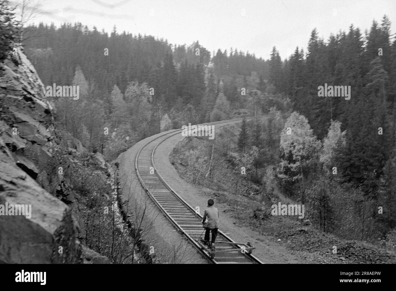 Attuale 25-26-1948: Si sentono al sicuro su un treno a piena velocità [immagine 0022]la ferrovia è ancora alle prese con le conseguenze della guerra, le attrezzature usurate non sono state sostituite. Tuttavia, la sicurezza è di primo livello. NSB è al vertice in Europa per quanto riguarda la sicurezza stradale. Qui è Fognes Hansen sul treno per un controllo di routine per vedere se la linea è in ordine. Nel buio, il freddo e la tempesta, i ranger hanno un lavoro che è più di uno asino. Ma quelli di noi che viaggiano e godono lo sforzo, mai pensiamo a loro? Børretzen / Aktuell / NTB ***FOTO NON IM Foto Stock